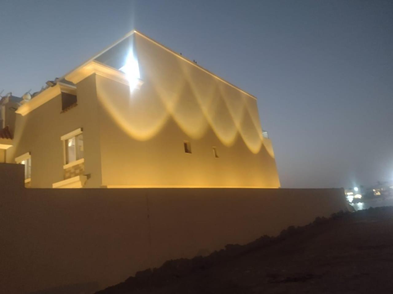 Six-Bedroom House photo 2