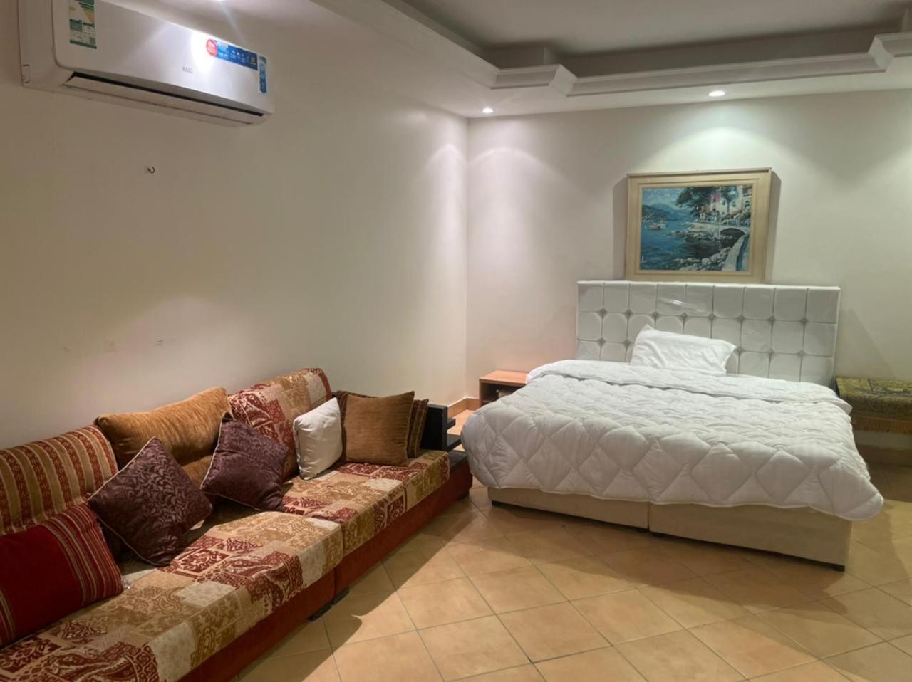 Six-Bedroom House photo 1