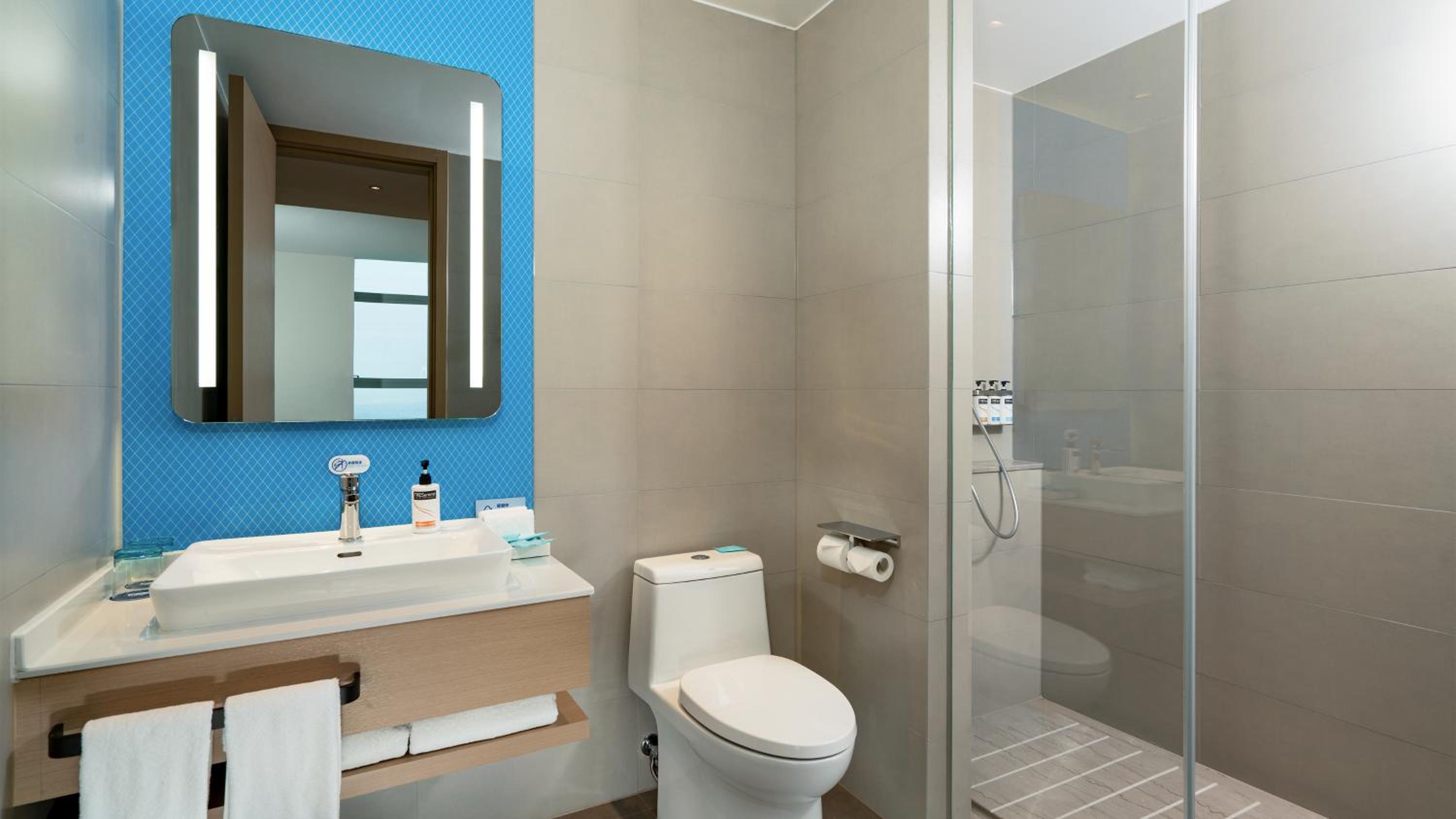 Standard King Room with River View - Photo 1
