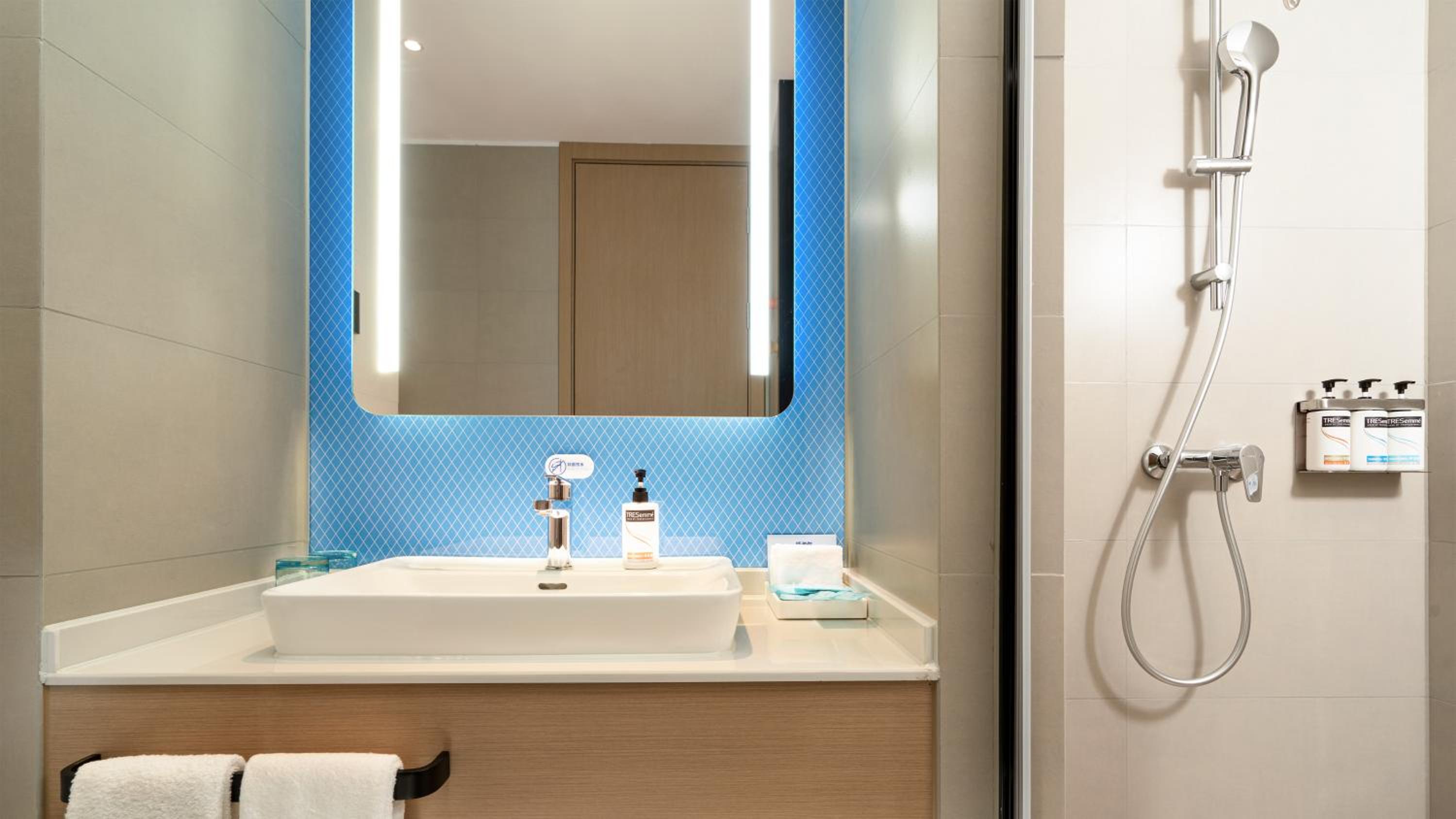 Standard Twin Room - Photo 1