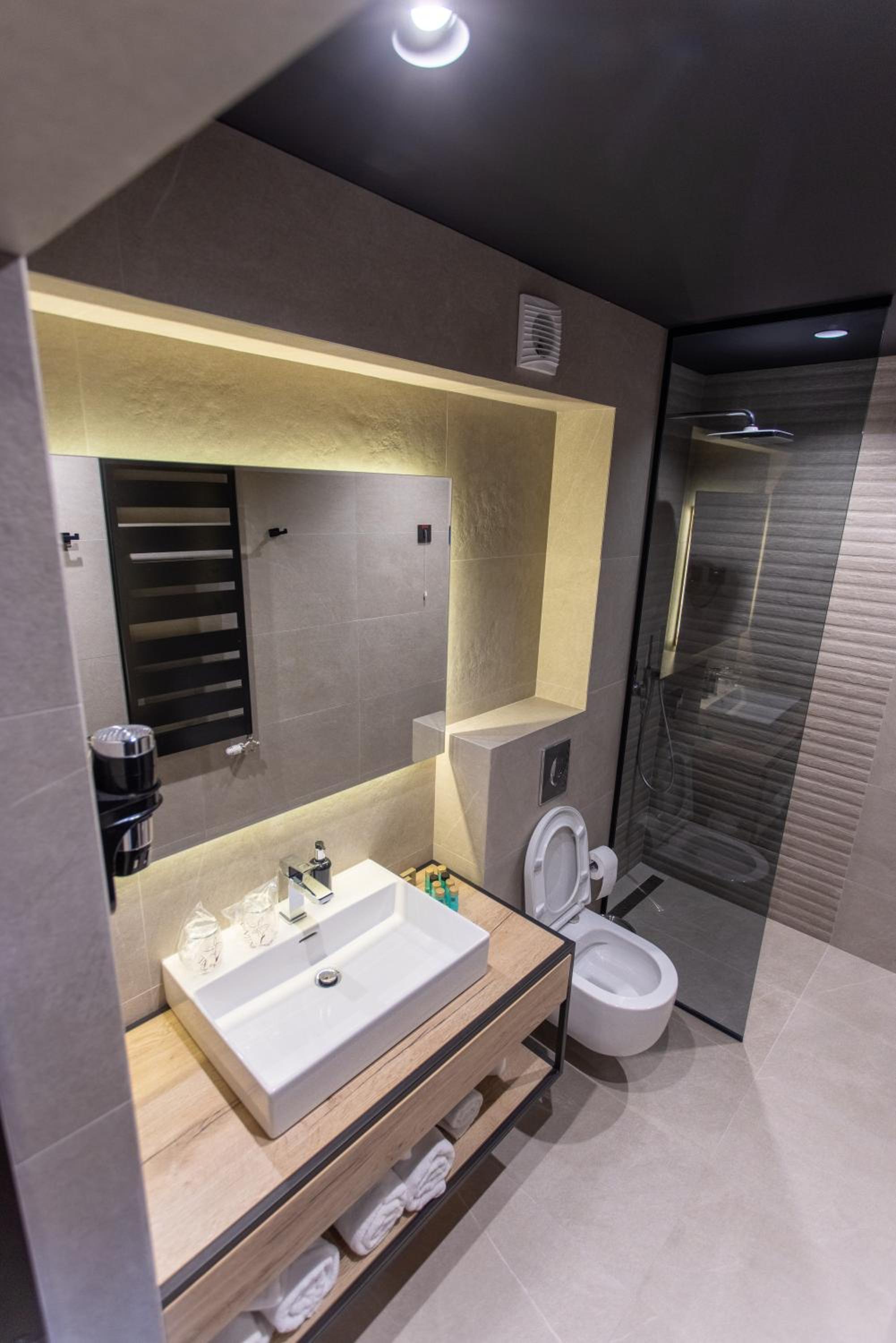 Superior Suite - Photo 7