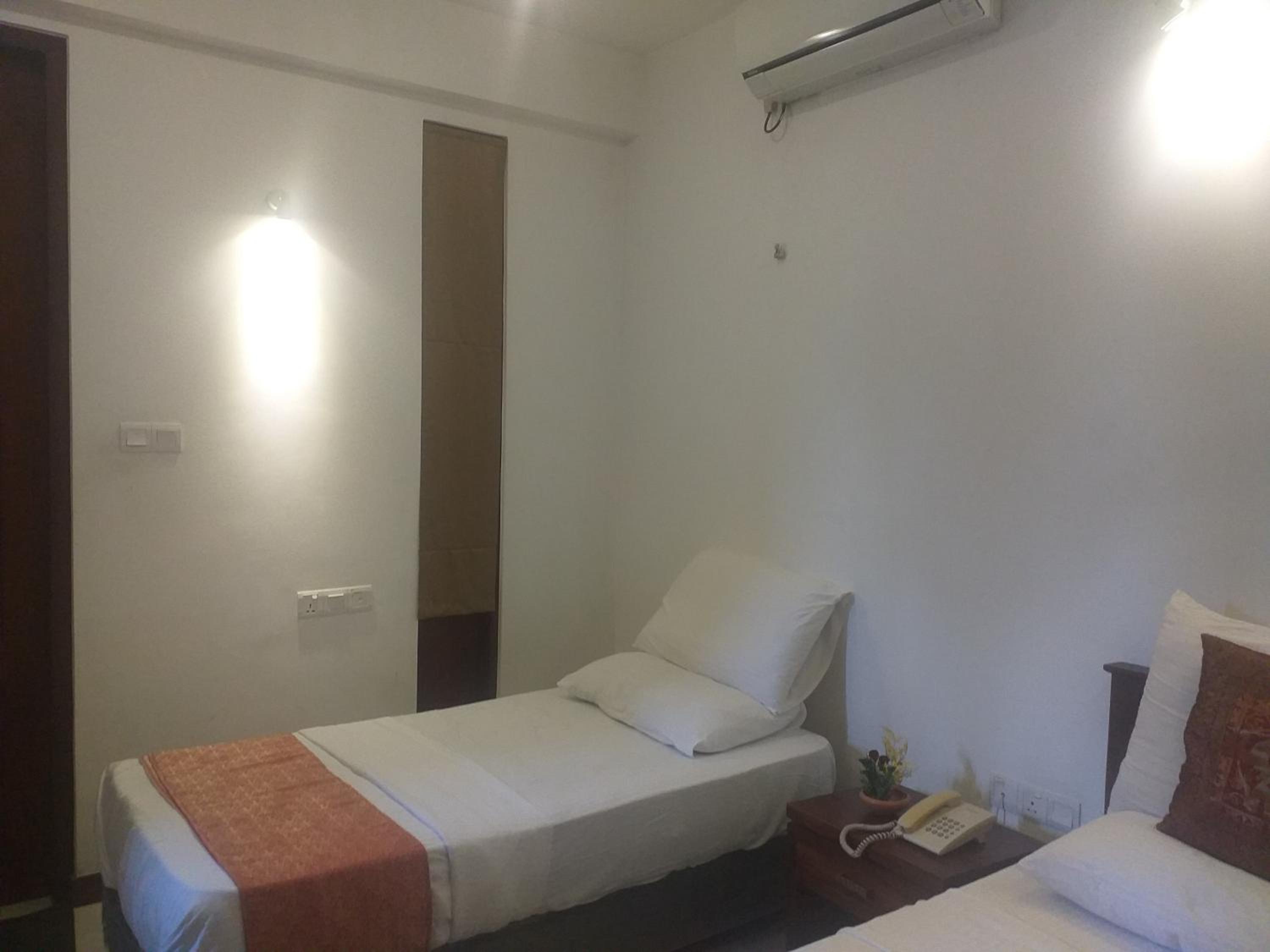 Economy Triple Room photo 2