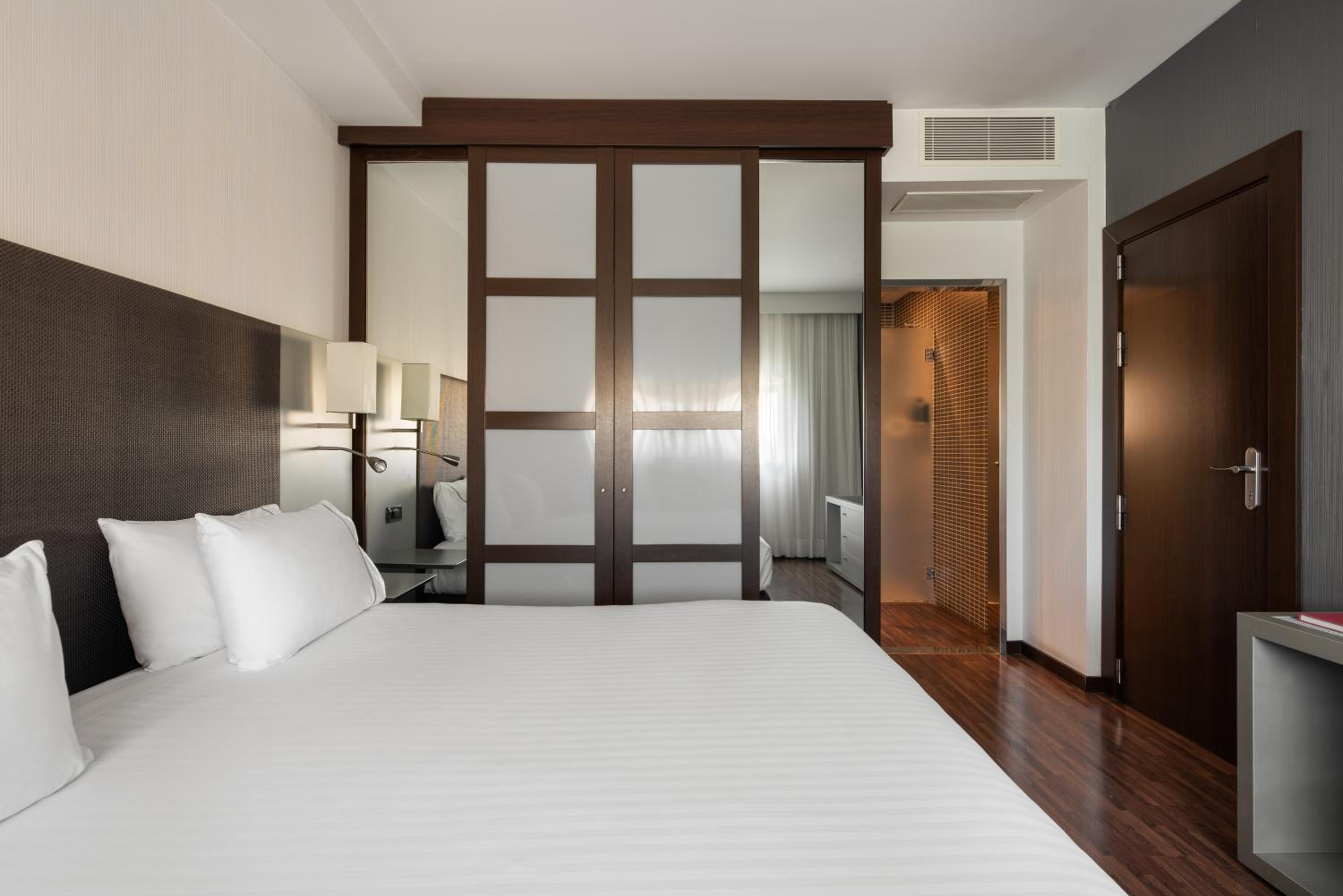 Double or Twin Room - Photo 9