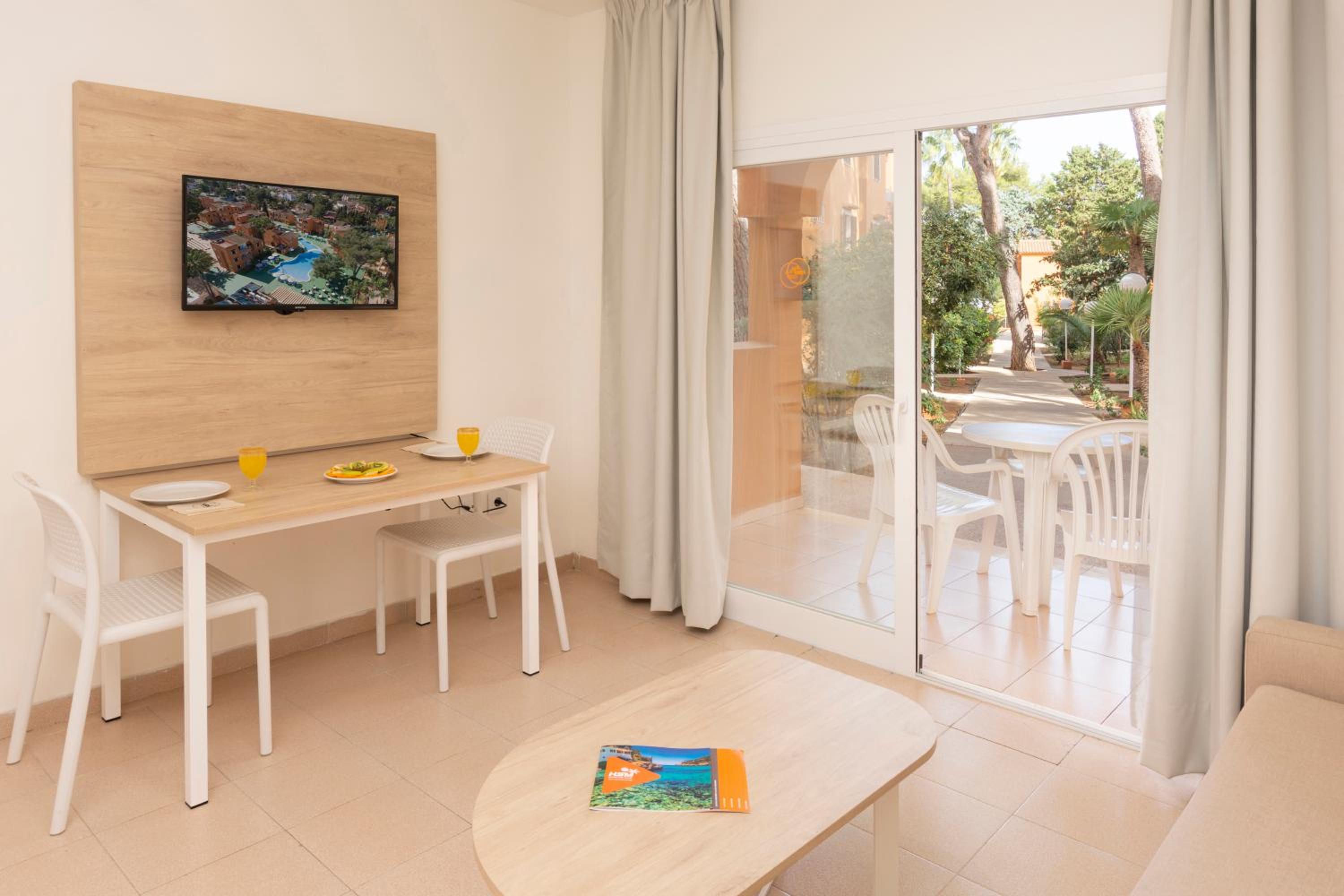 One-Bedroom Apartment for Short Stays (2 Adults + 2 Children)