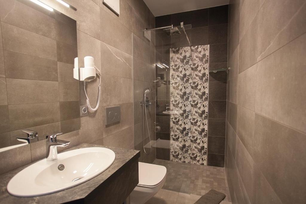 Double Room with City View - Photo 4