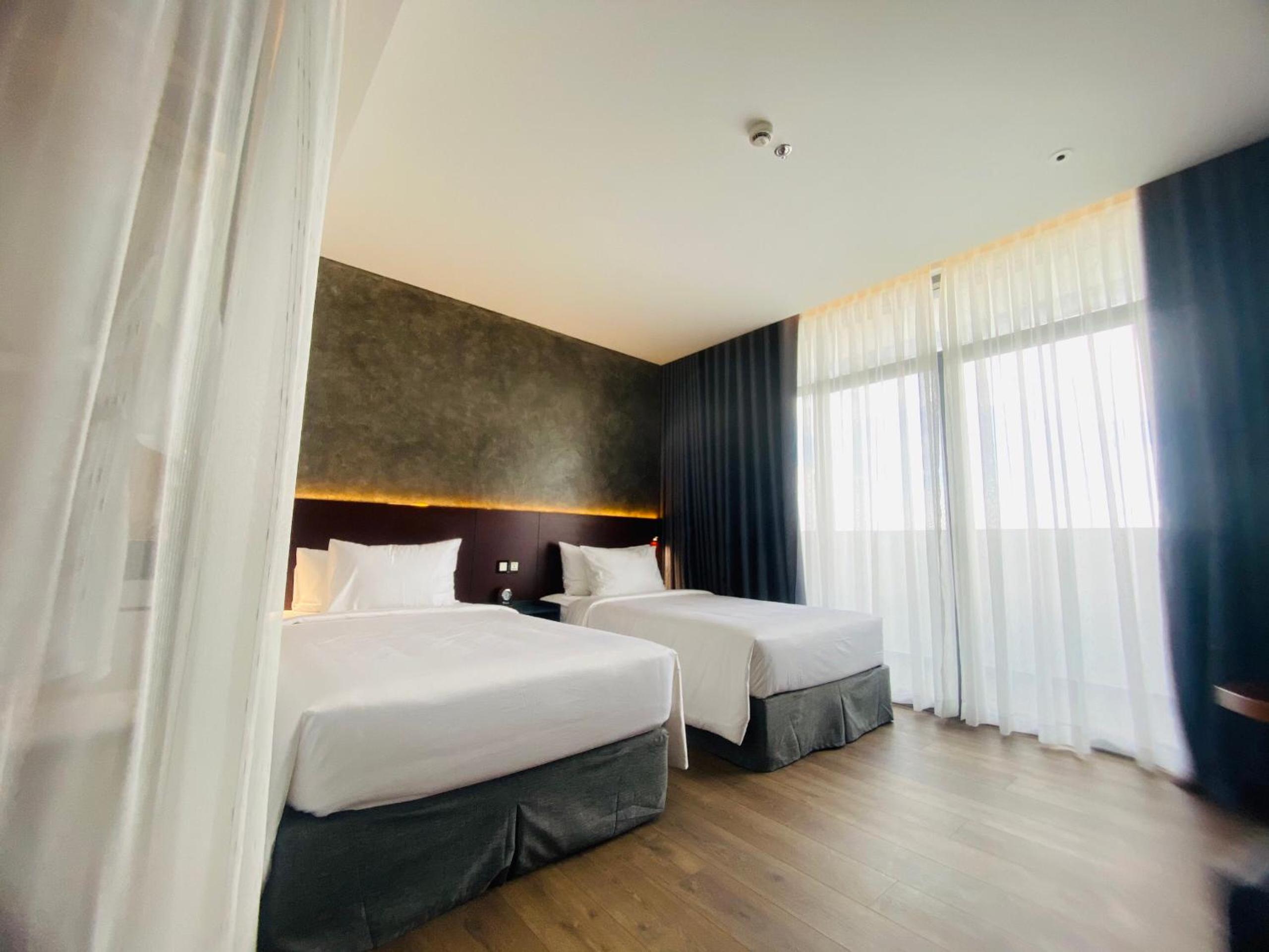 Superior Twin Room with City View - Photo 4