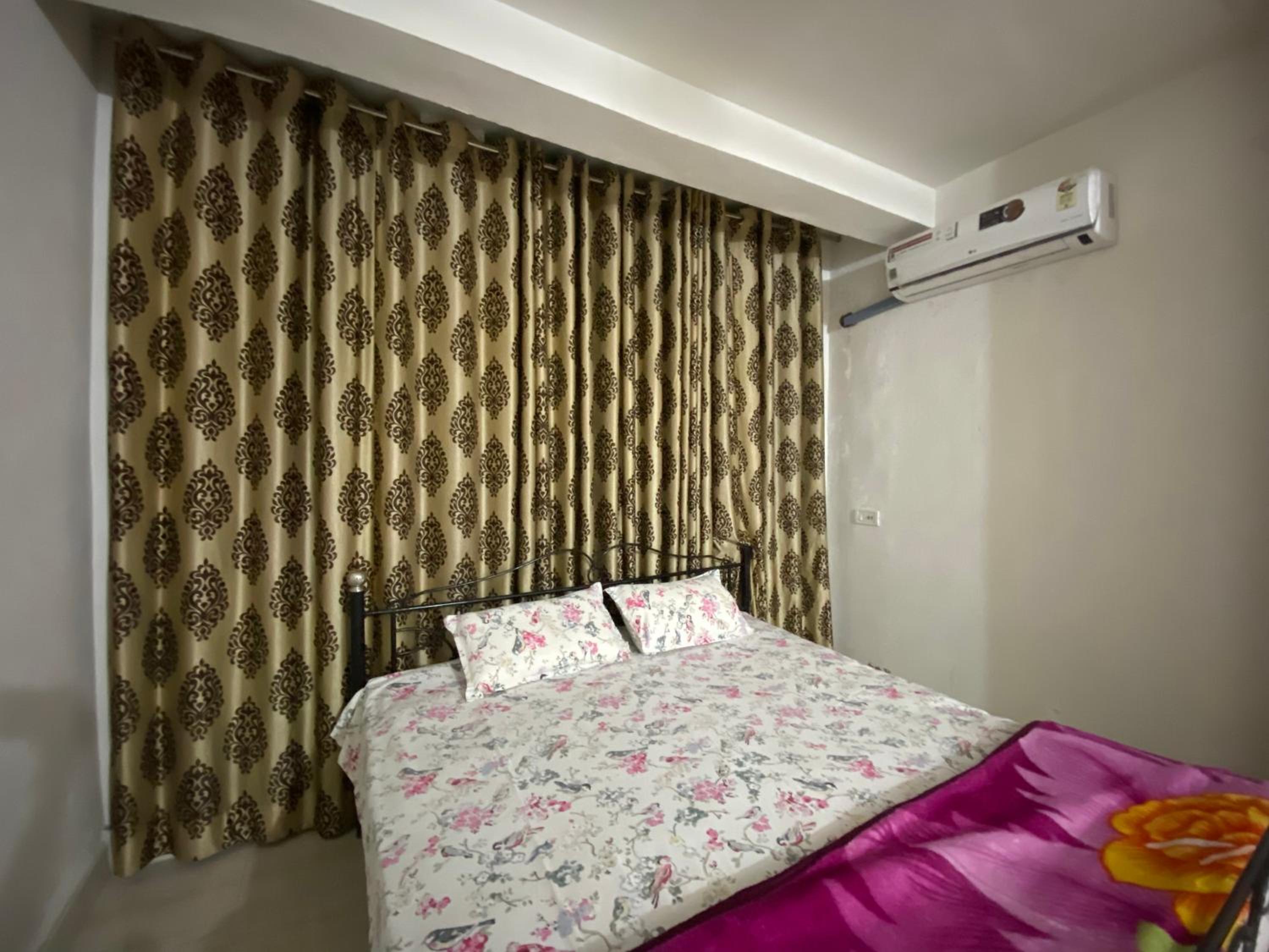 Deluxe Room (2 Adults + 1 Child)