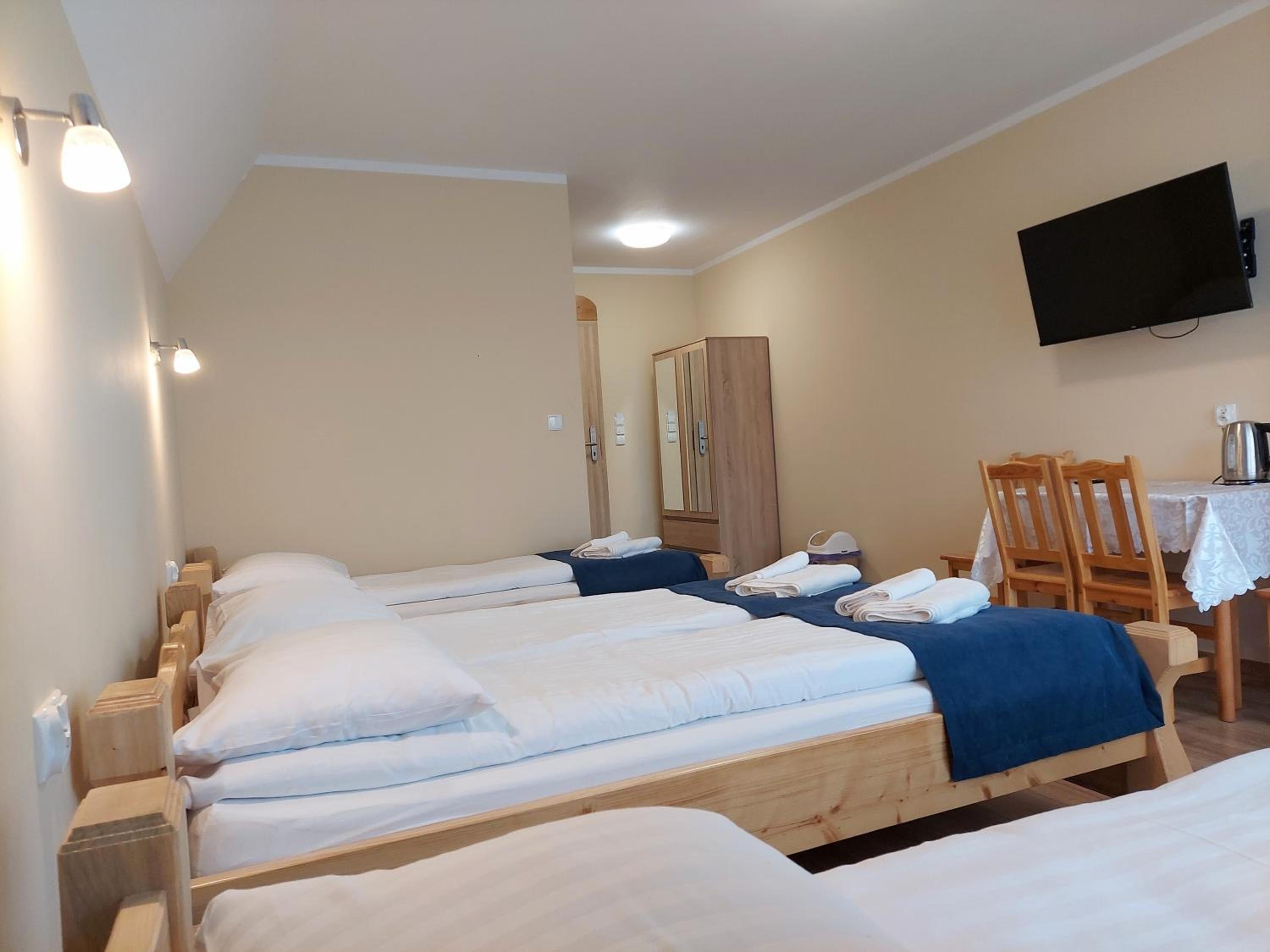 Quadruple Room with Private Bathroom - Photo 2