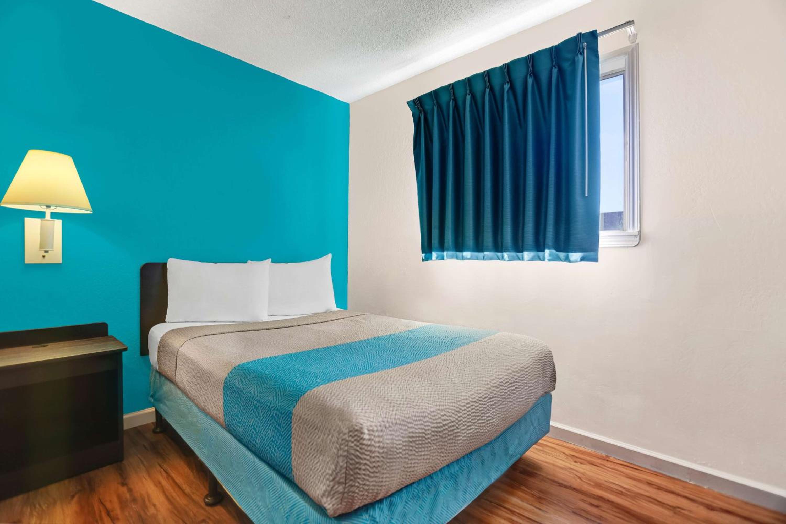 King Room with Roll-In Shower - Disability Access photo 3