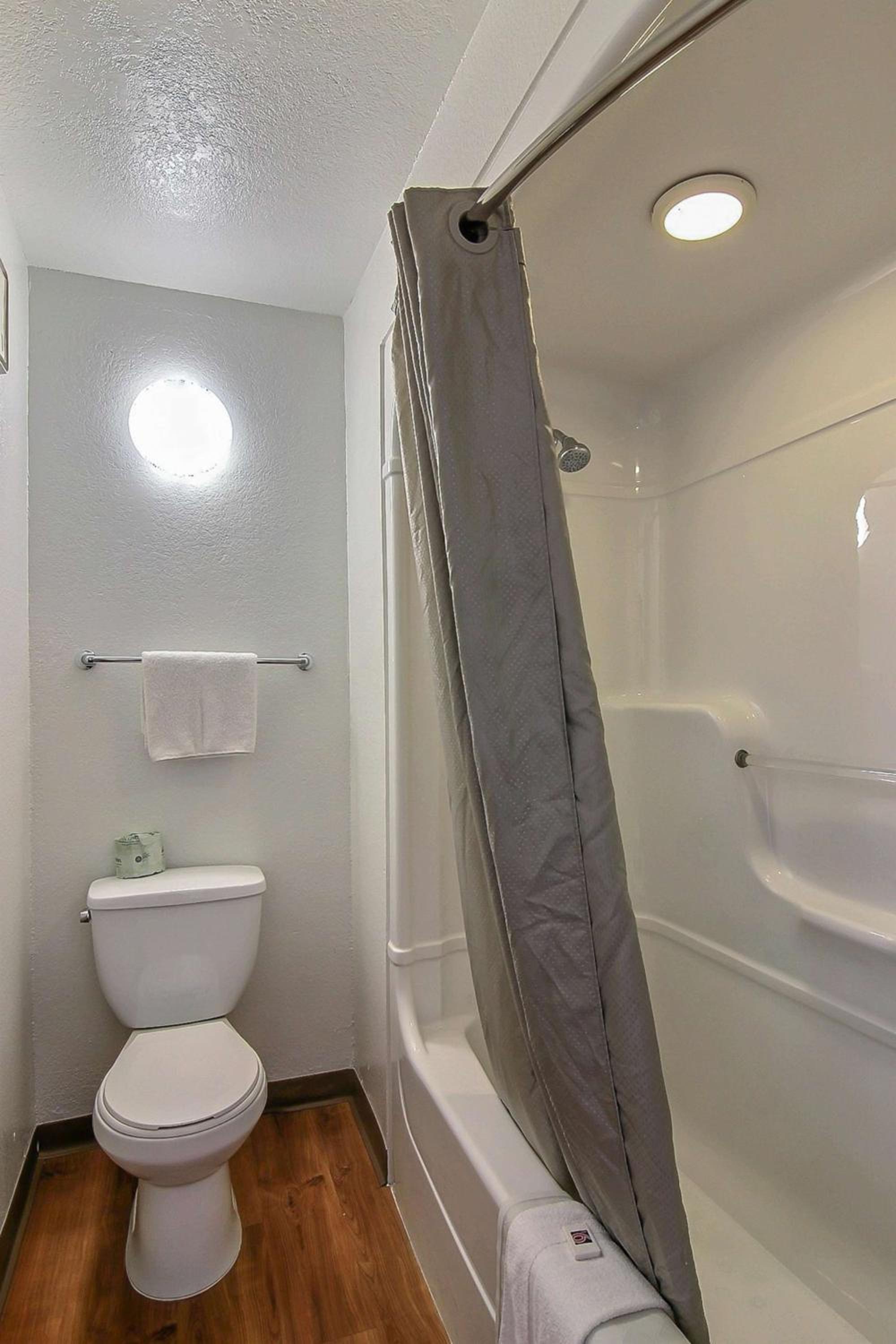 Queen Suite - Non-Smoking photo 3