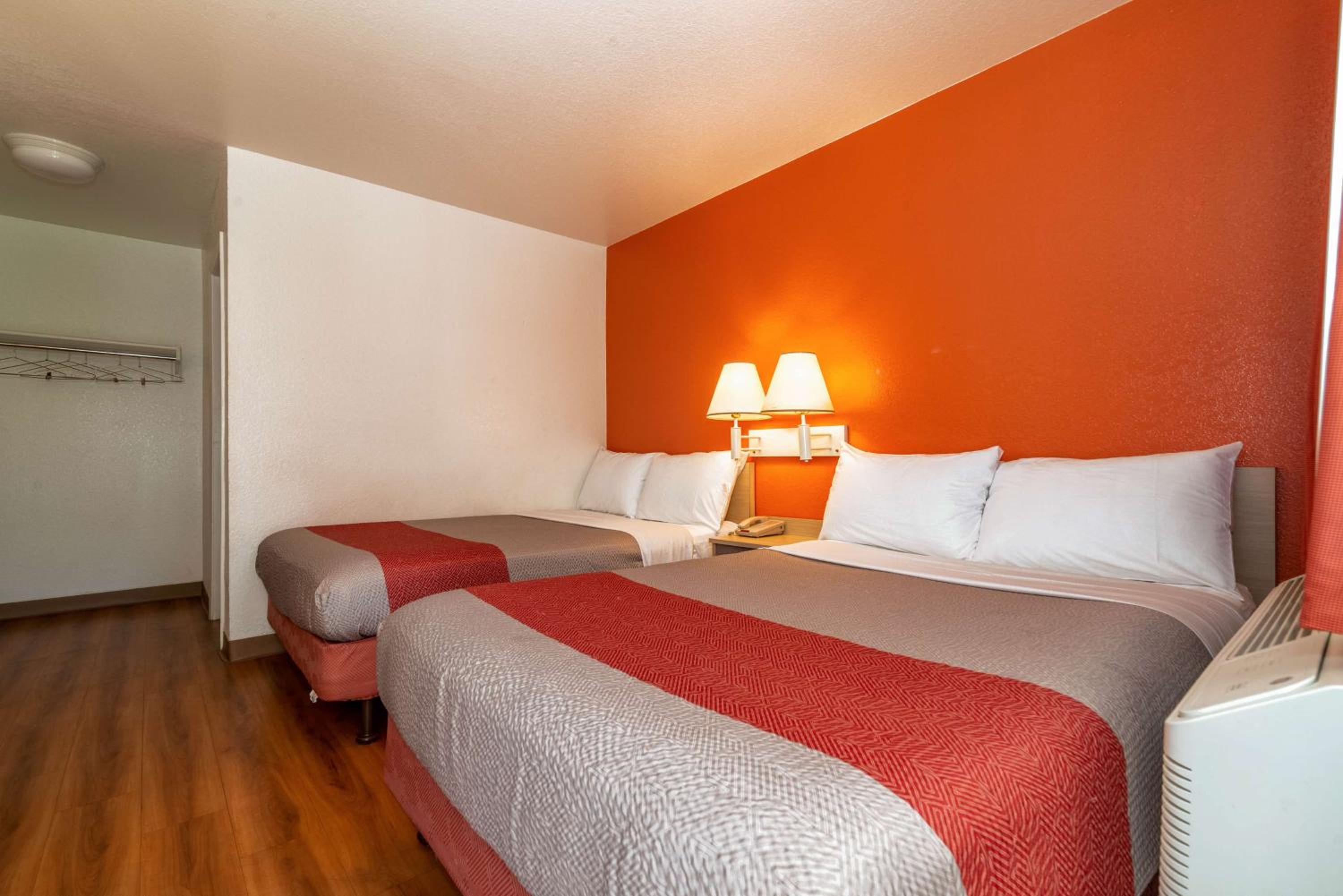 Quadruple Room - Non-Smoking photo 3