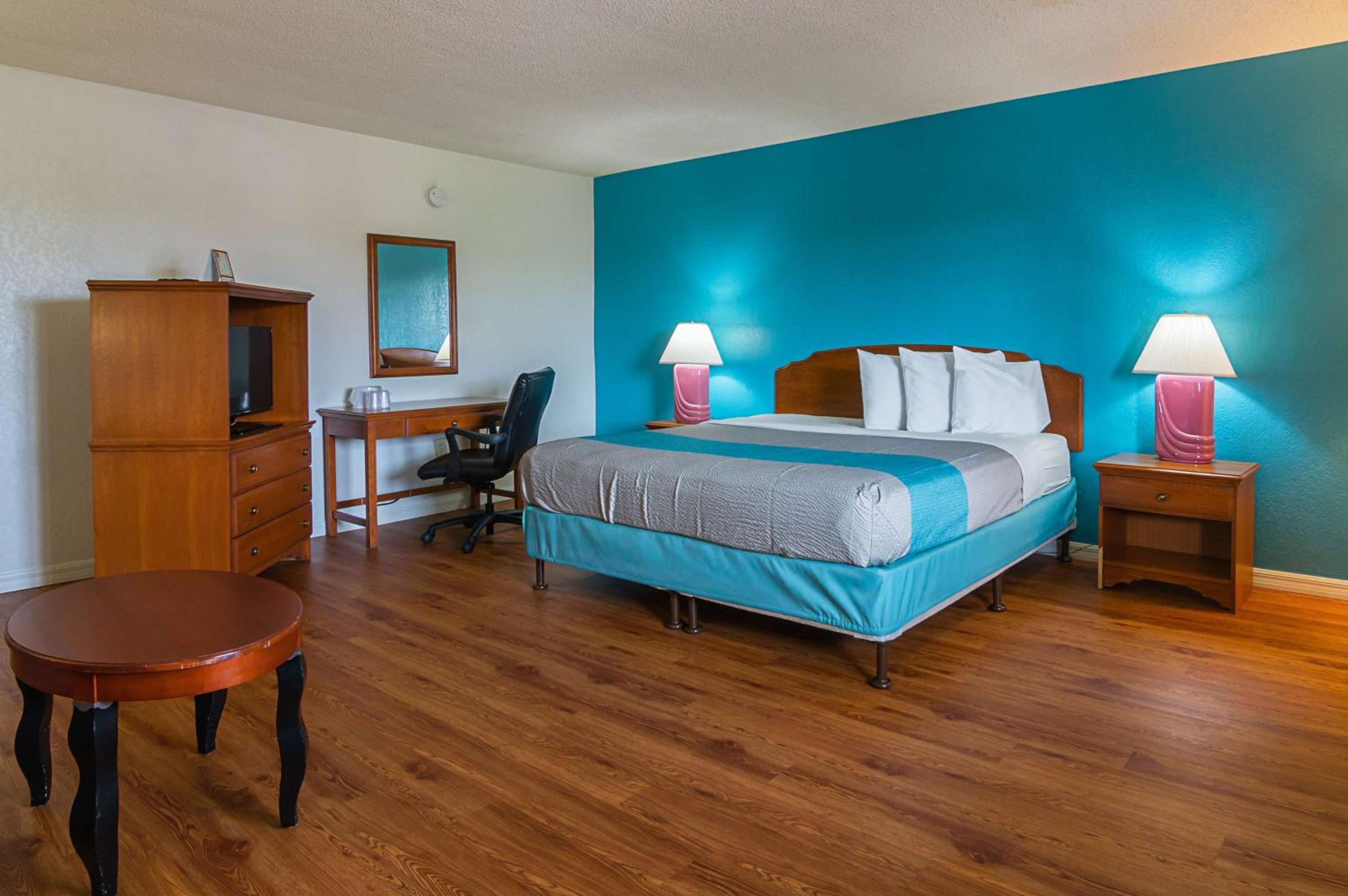 King Room - Non-Smoking - Photo 3