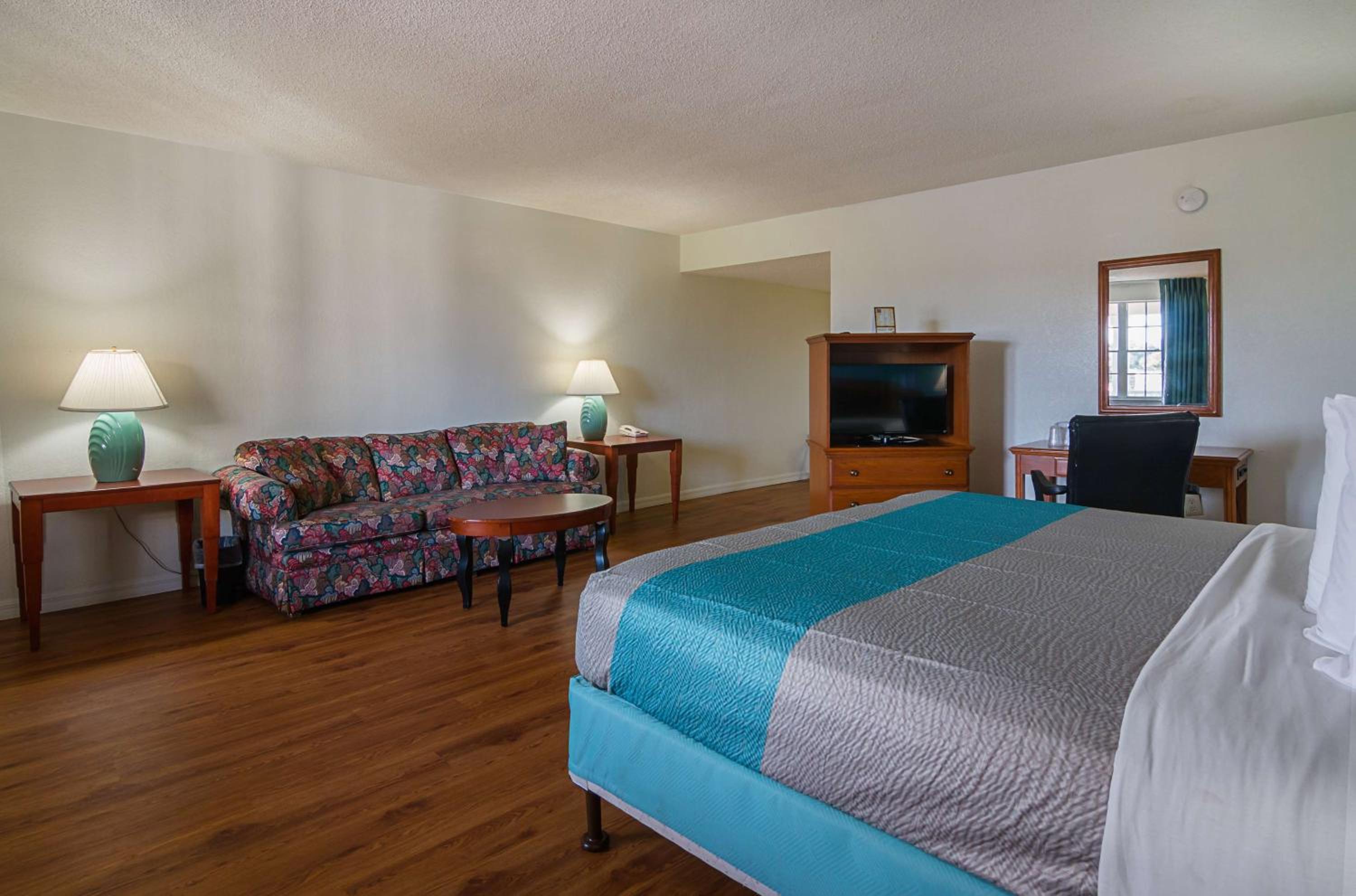 King Room - Non-Smoking - Photo 1