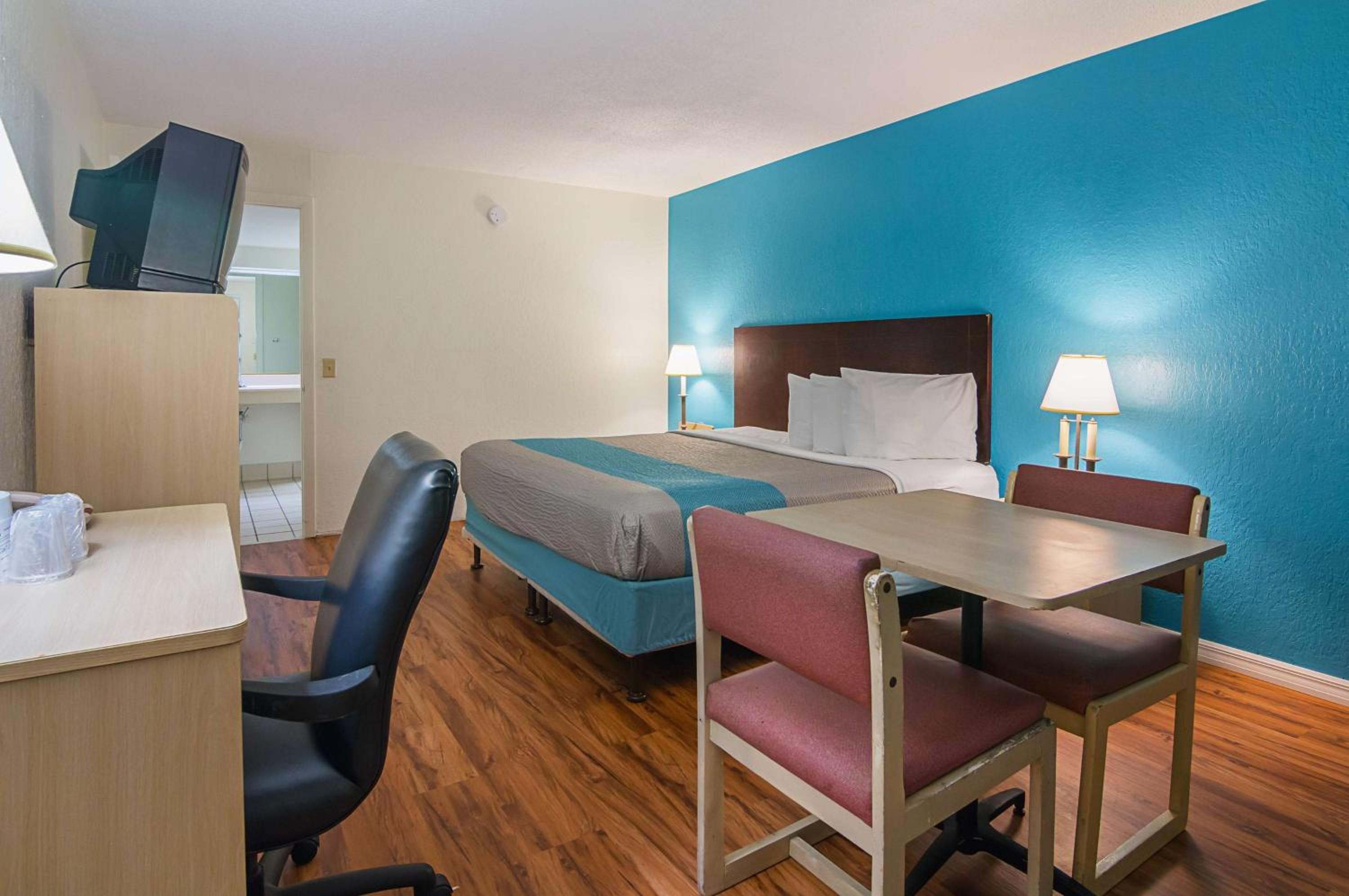 King Room - Non-Smoking - Photo 5