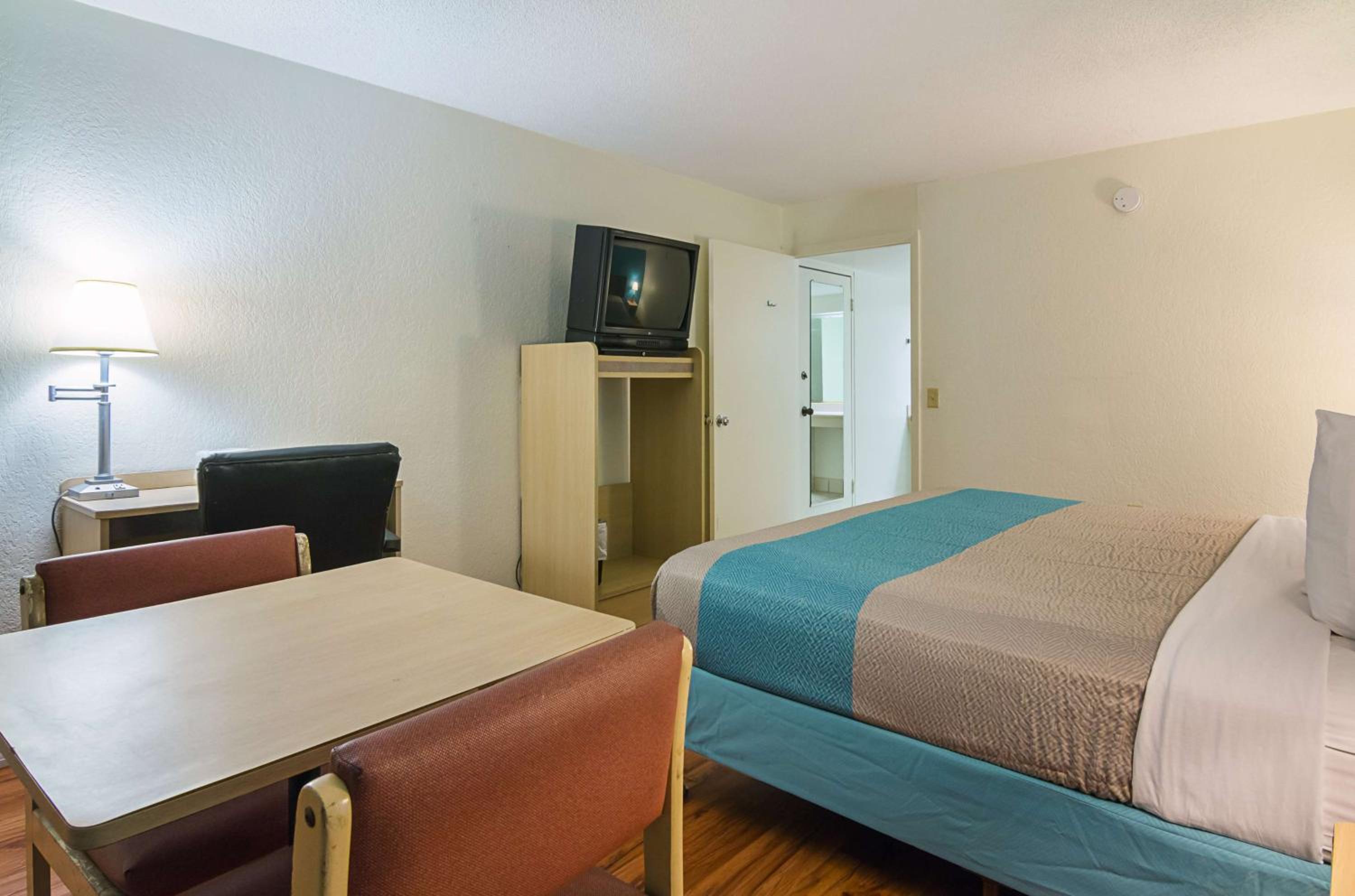 King Room with Roll-in Shower - Disability Access - Non-Smoking - Photo 1