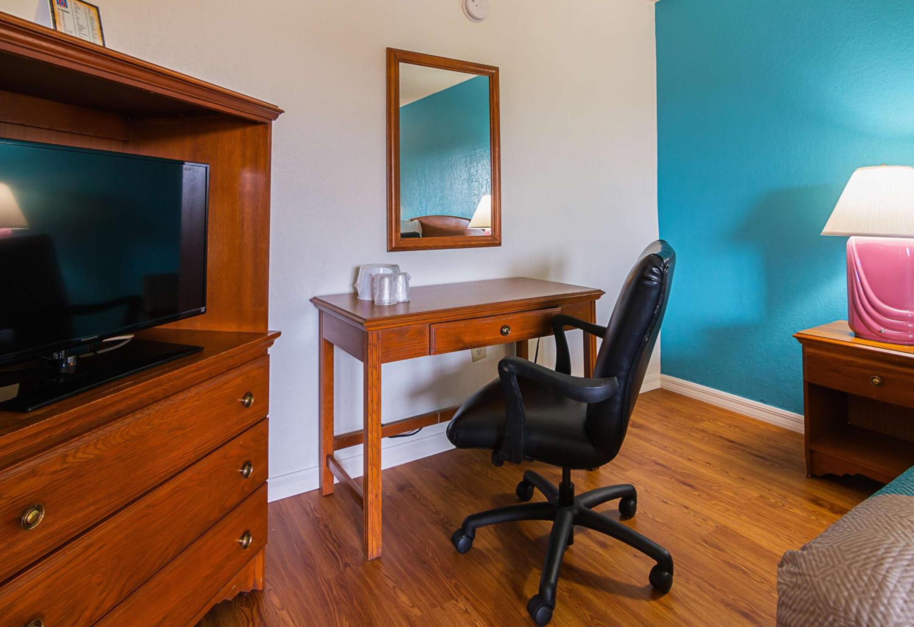 King Room - Non-Smoking - Photo 4