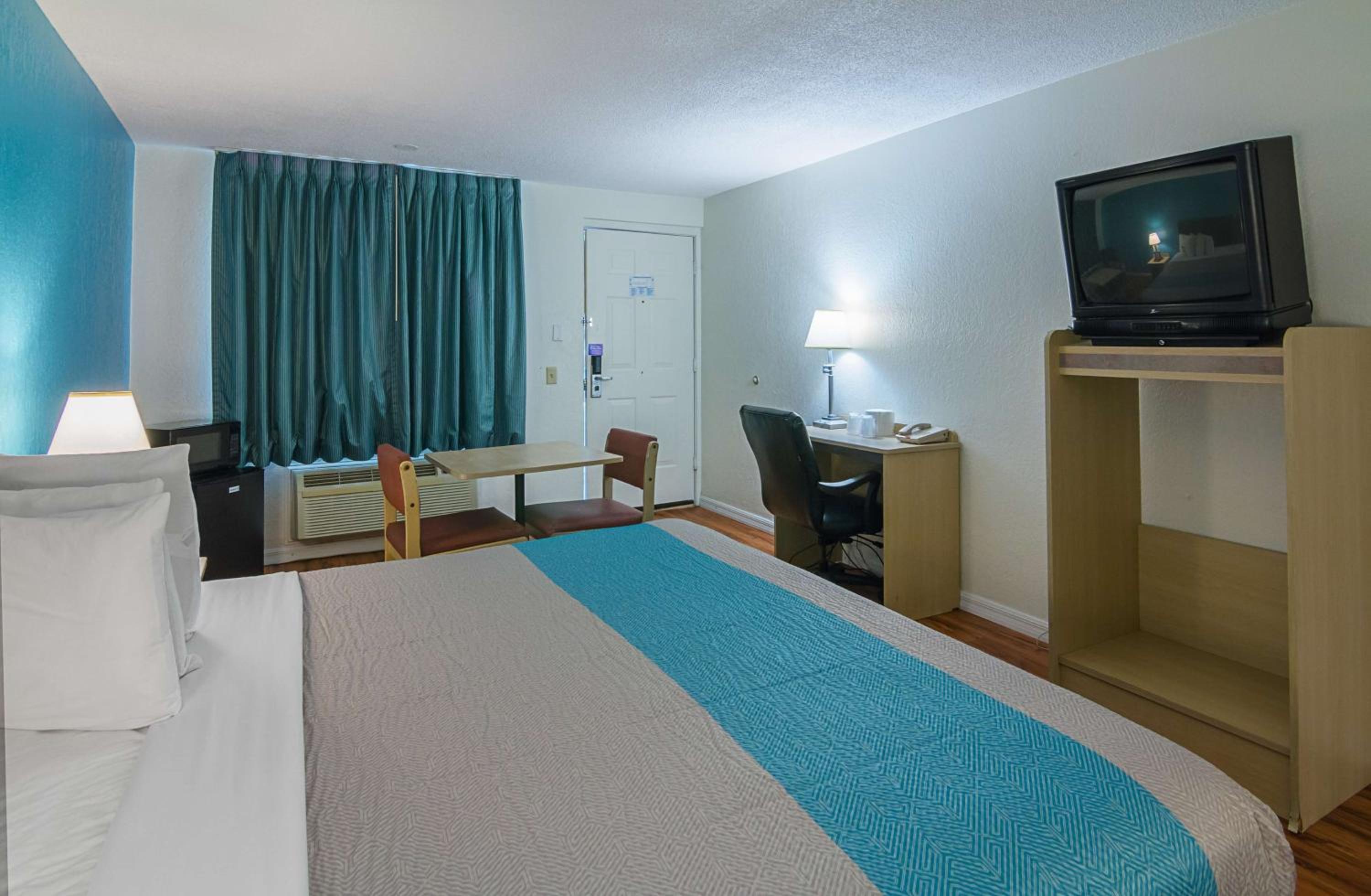 Deluxe Suite - Non-Smoking - Photo 7