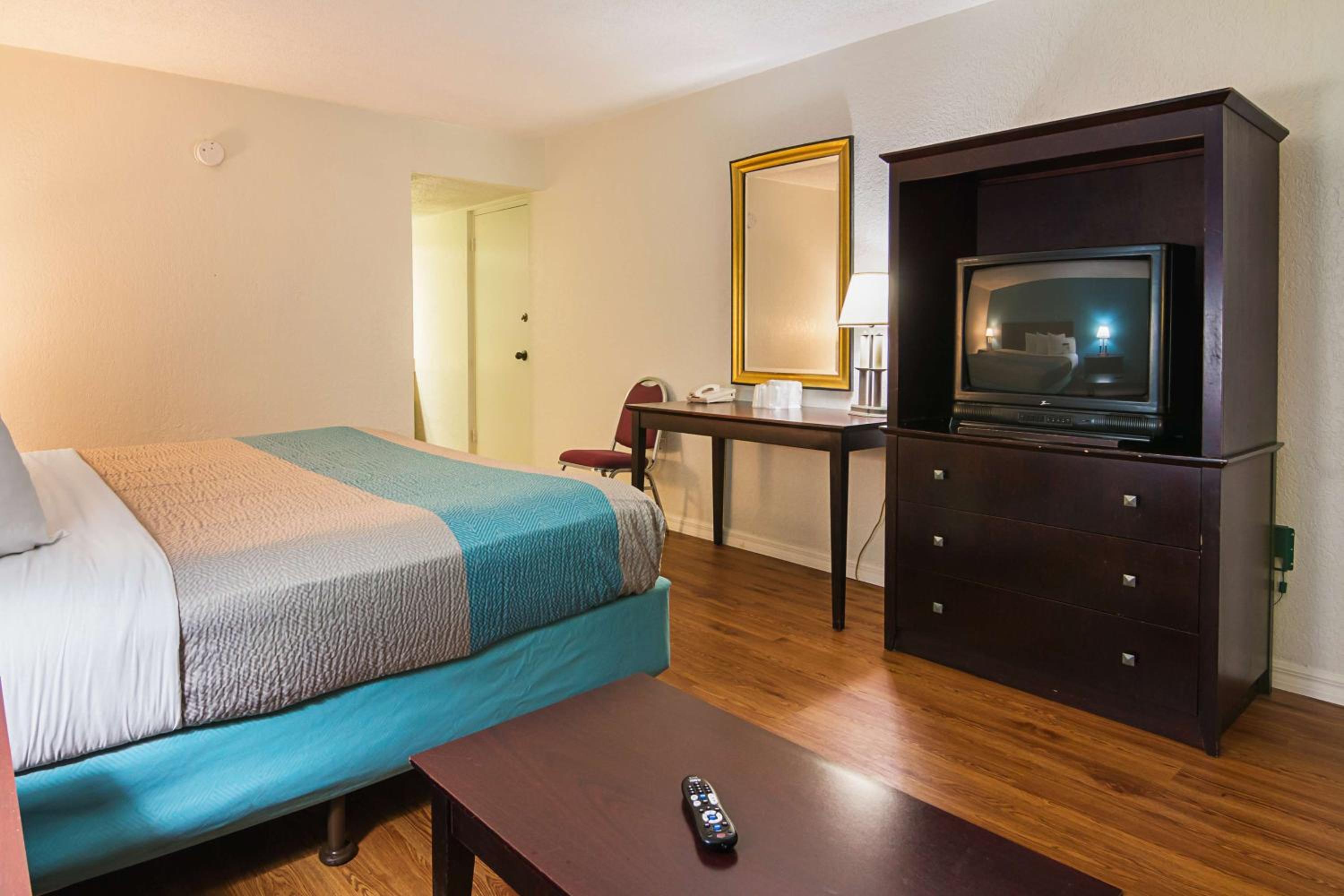 King Room - Non-Smoking - Photo 2