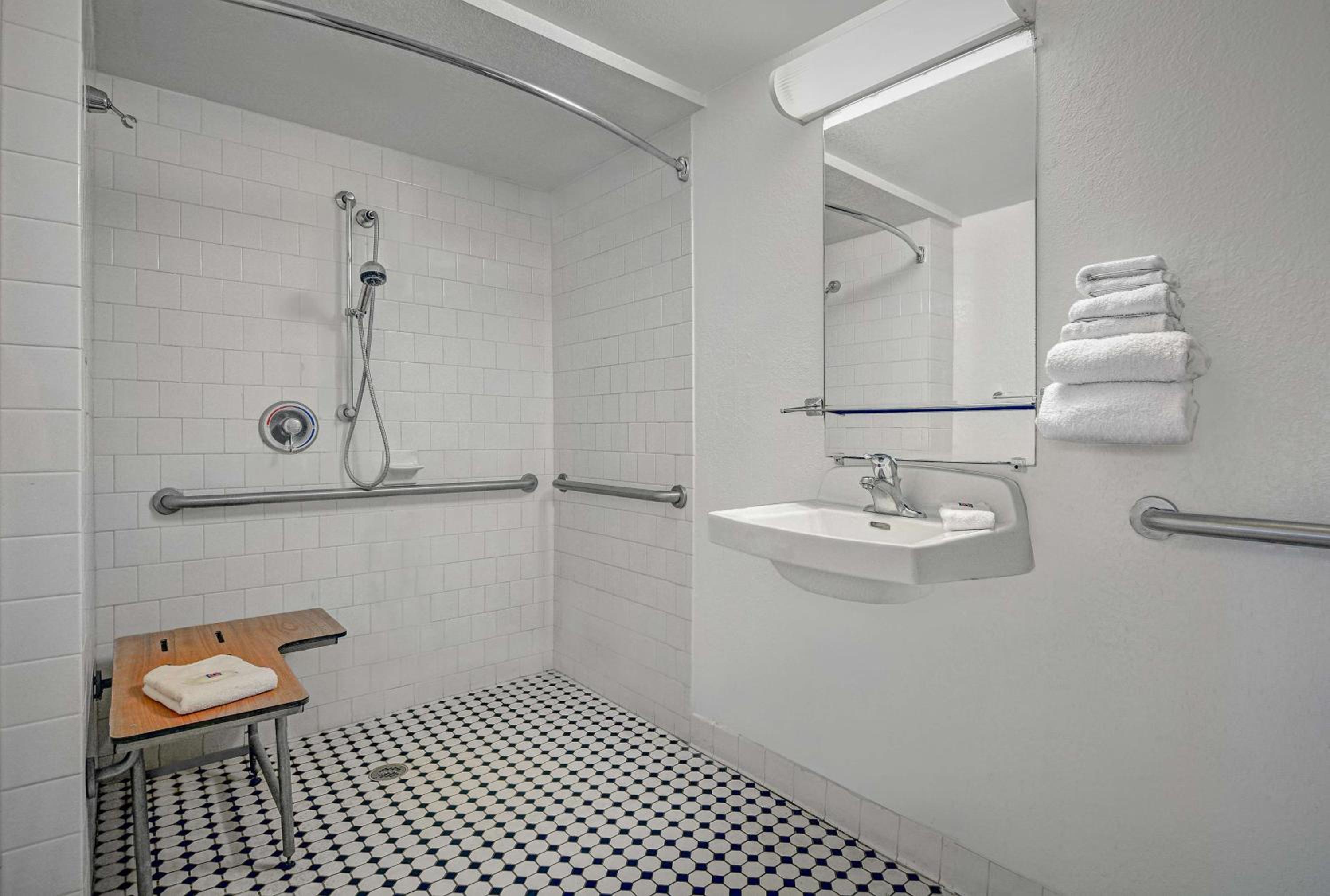 Queen Room - Disability Access - Roll in Shower photo 3