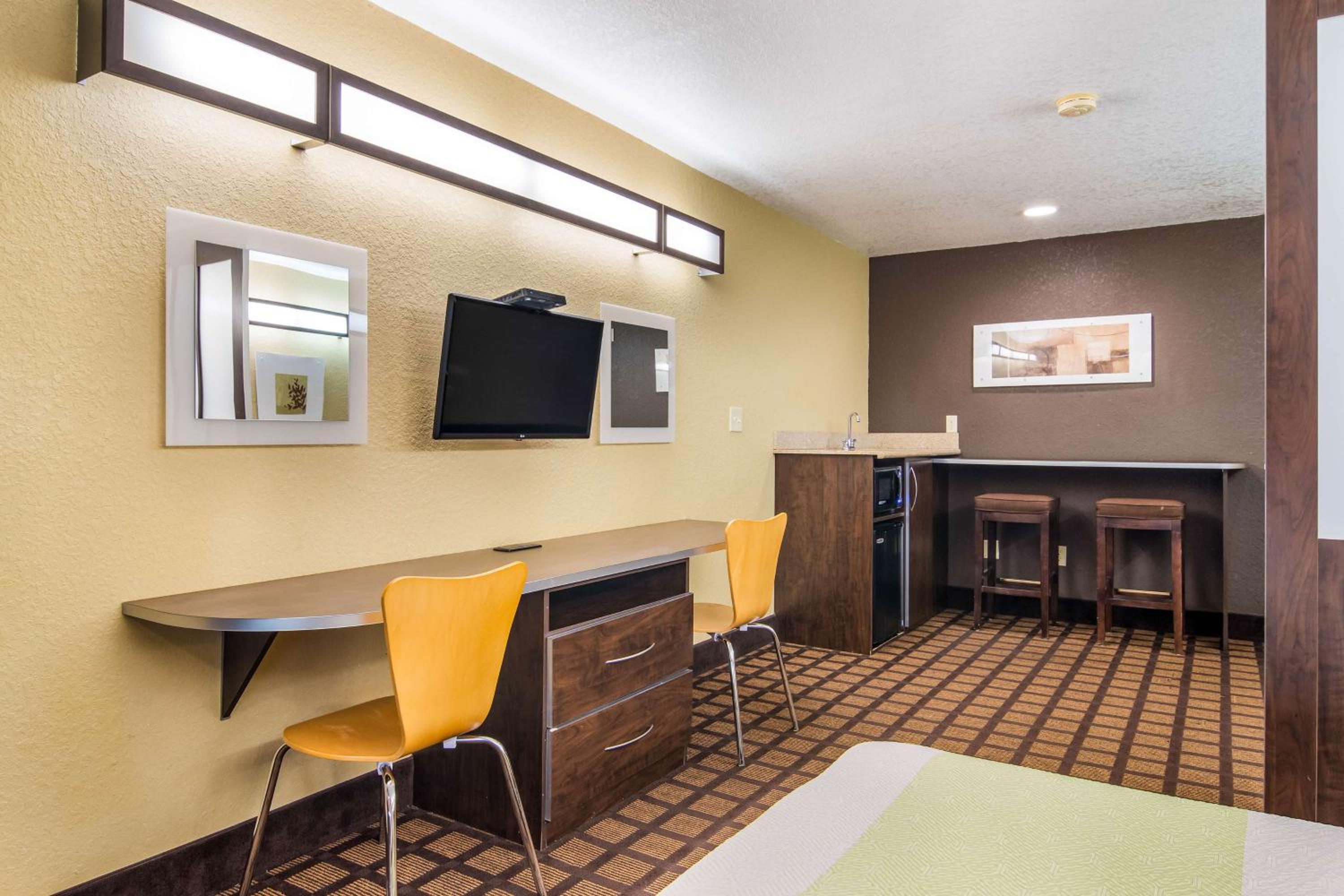Queen Suite - Non-Smoking - Photo 3
