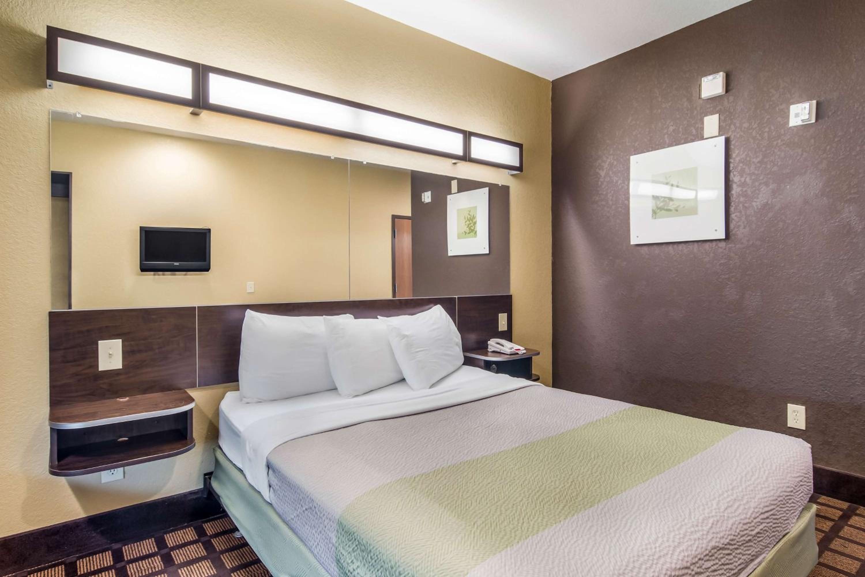 Queen Room - Disability Access - Non-Smoking - Photo 1