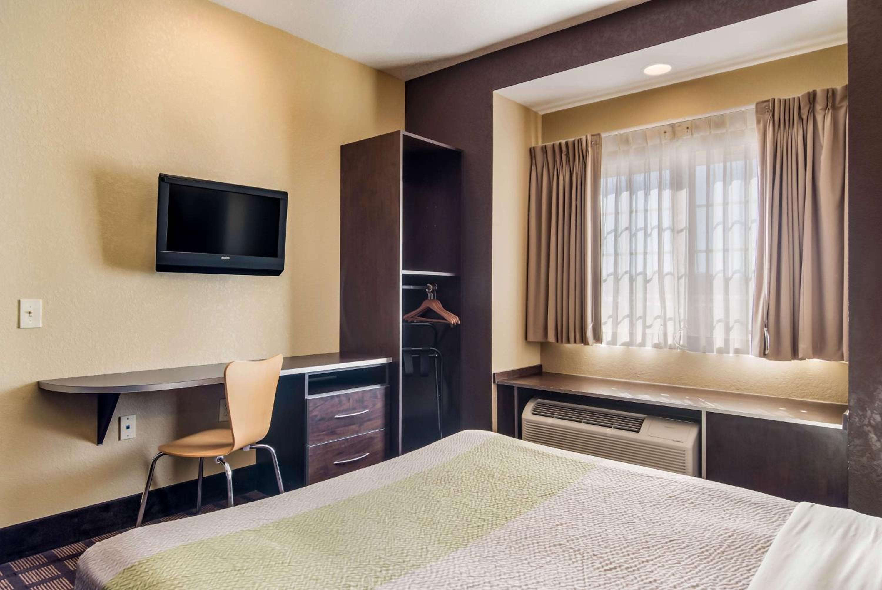 Queen Room - Disability Access - Non-Smoking - Photo 2