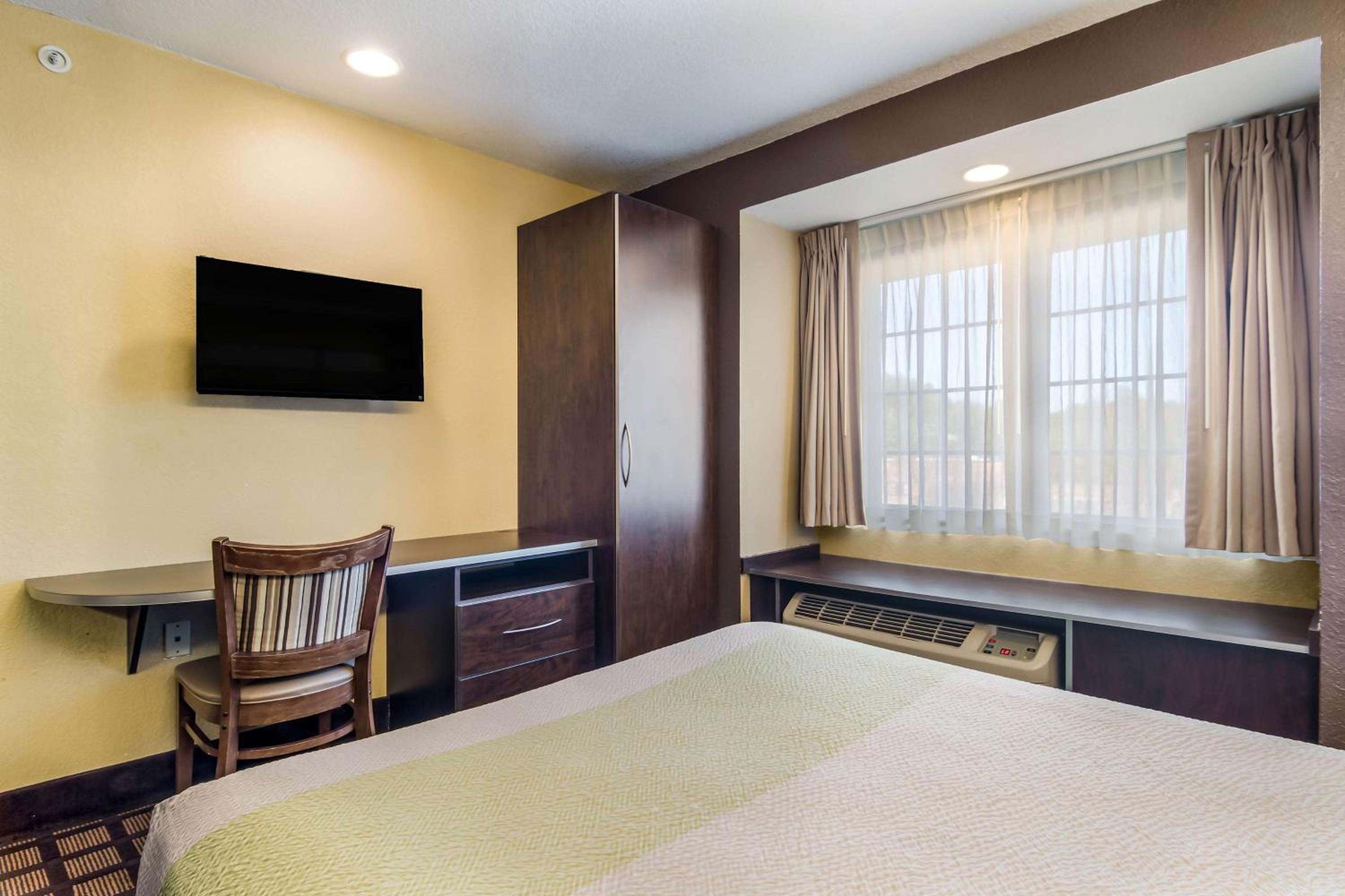 Queen Room - Non-Smoking - Photo 2