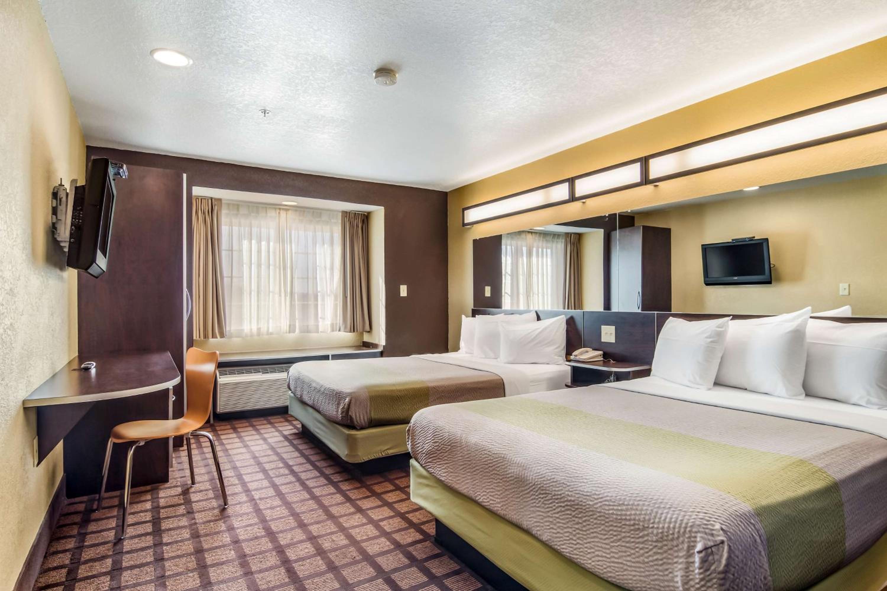 Queen Room with Two Queen Beds - Non-Smoking - Photo 1