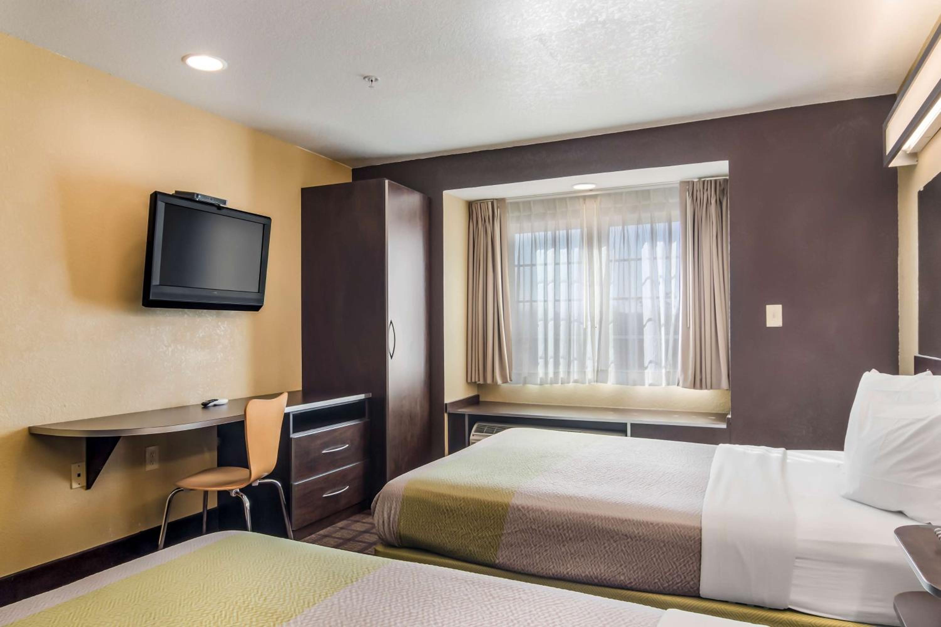 Queen Room with Two Queen Beds - Non-Smoking - Photo 2