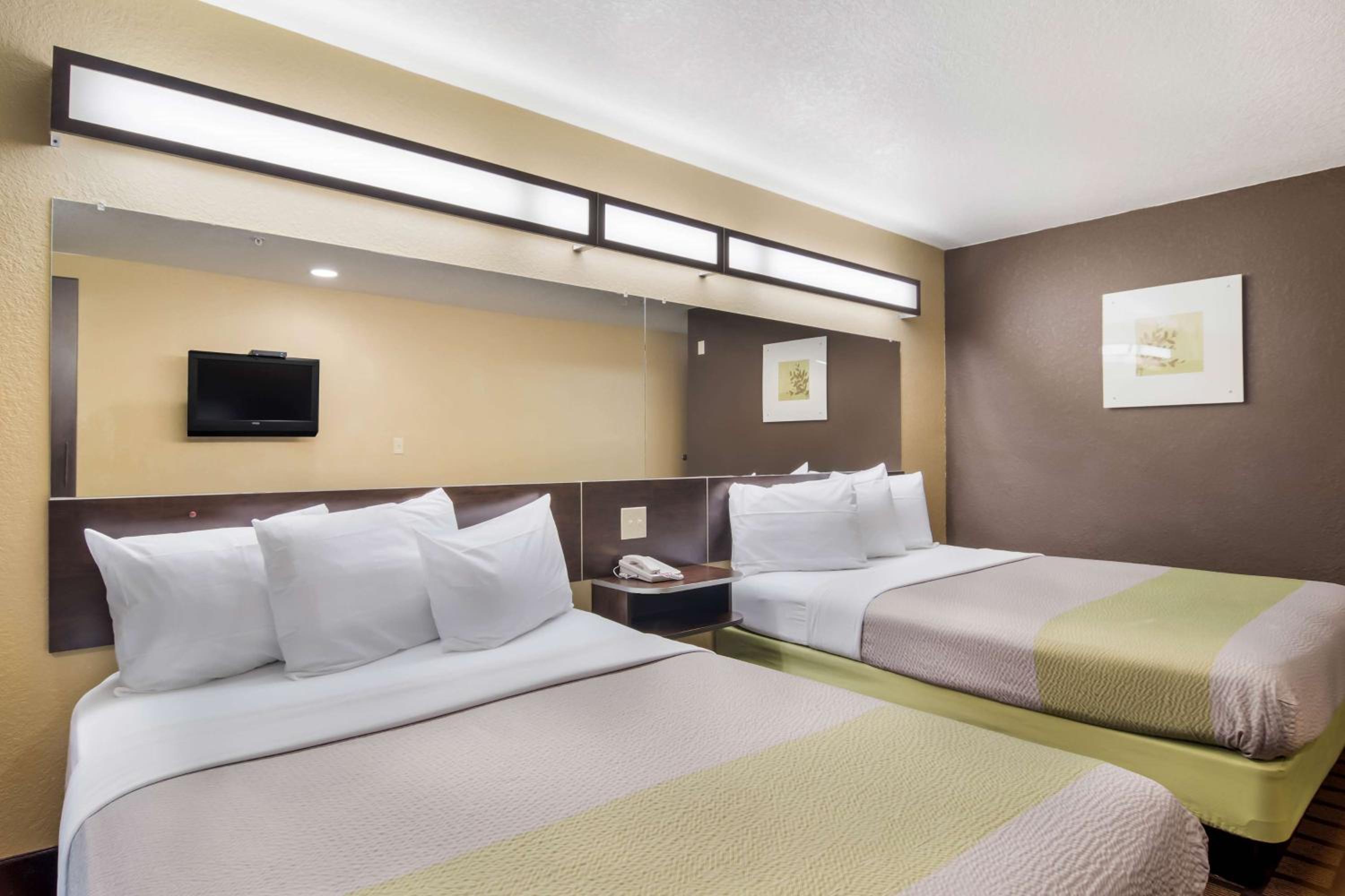 Queen Room with Two Queen Beds - Non-Smoking - Photo 4