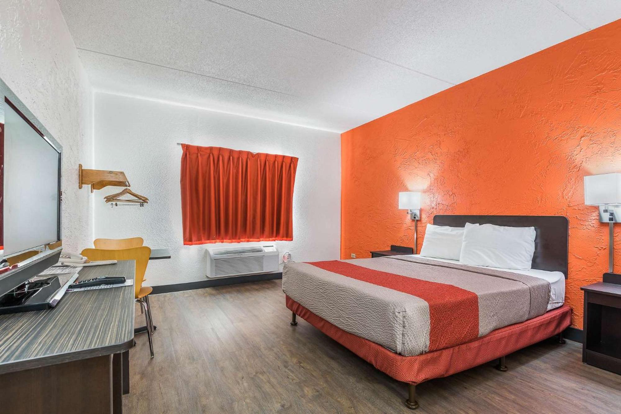 Deluxe King Room - Non-Smoking photo 1