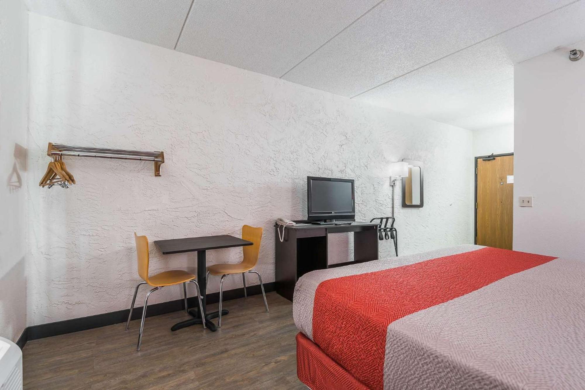 Deluxe King Room - Non-Smoking photo 2