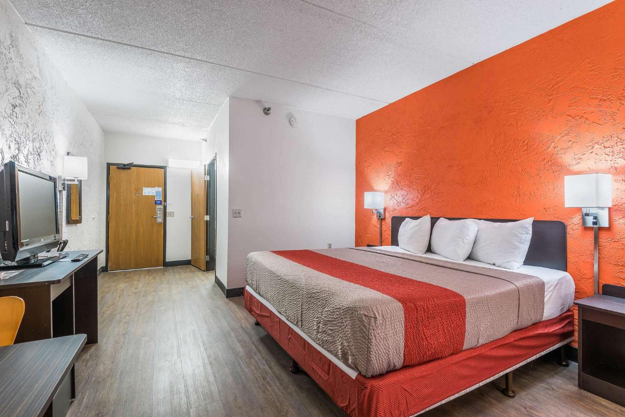 Deluxe King Room - Non-Smoking photo 3