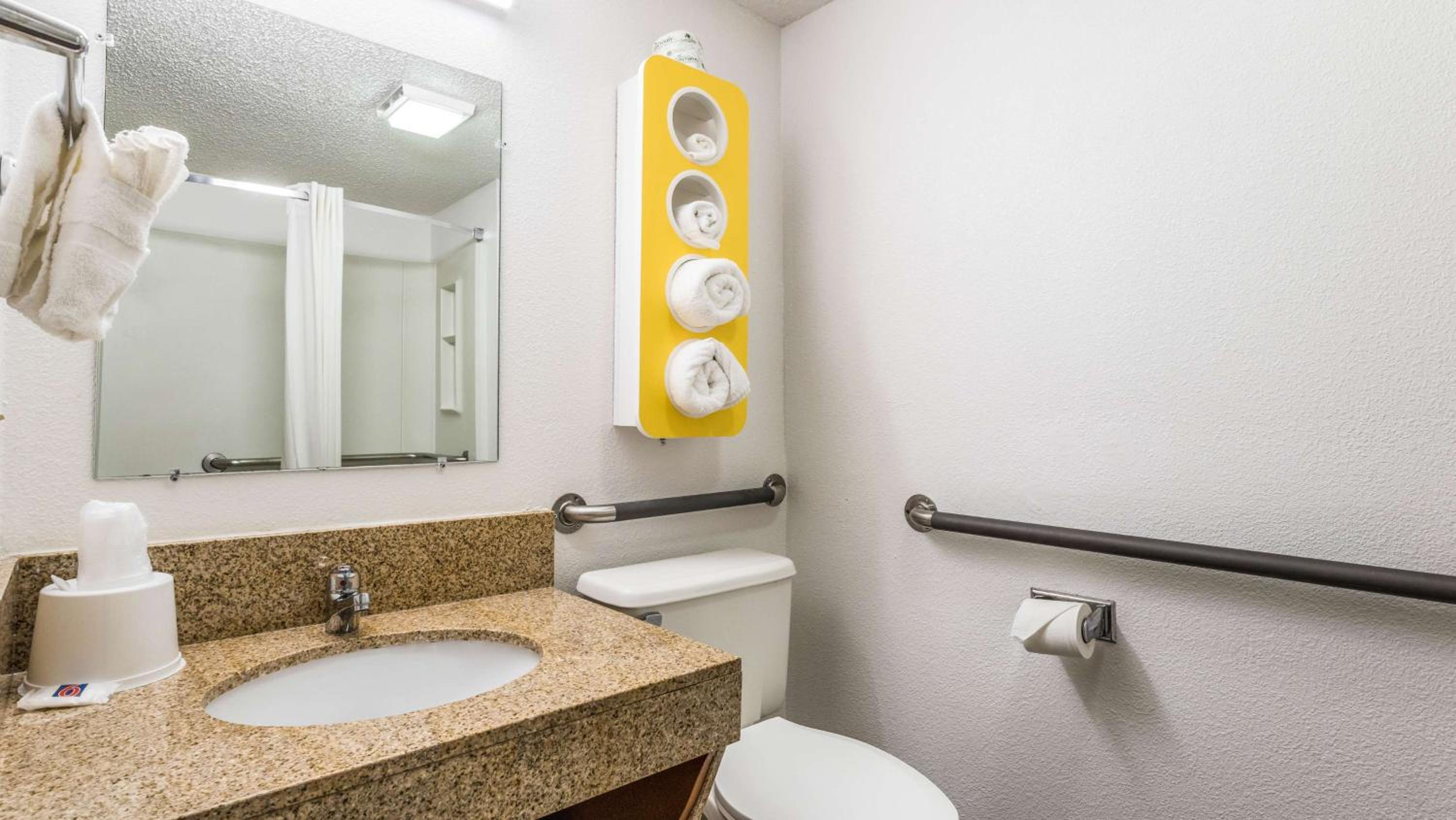 Queen Room - Disability Access - Non-Smoking - Photo 2