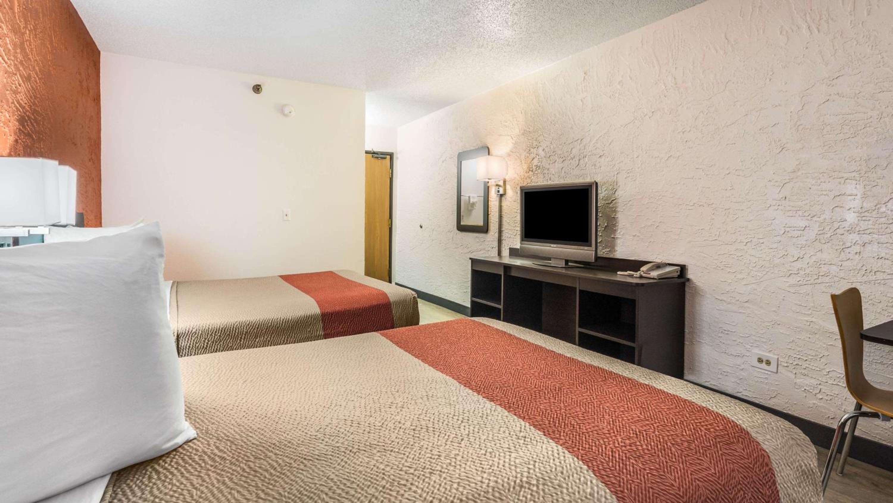 Quadruple Room - Non-Smoking - Photo 3
