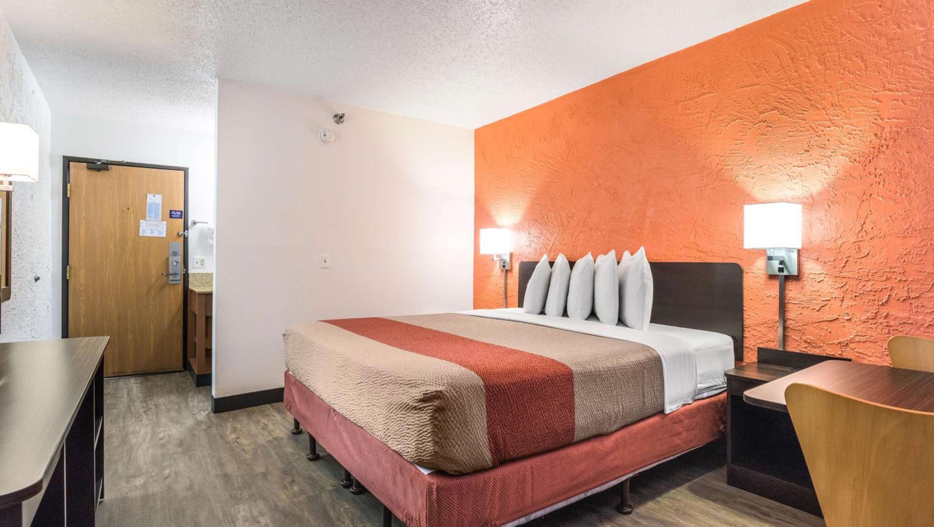 King Room - Non-Smoking - Photo 2