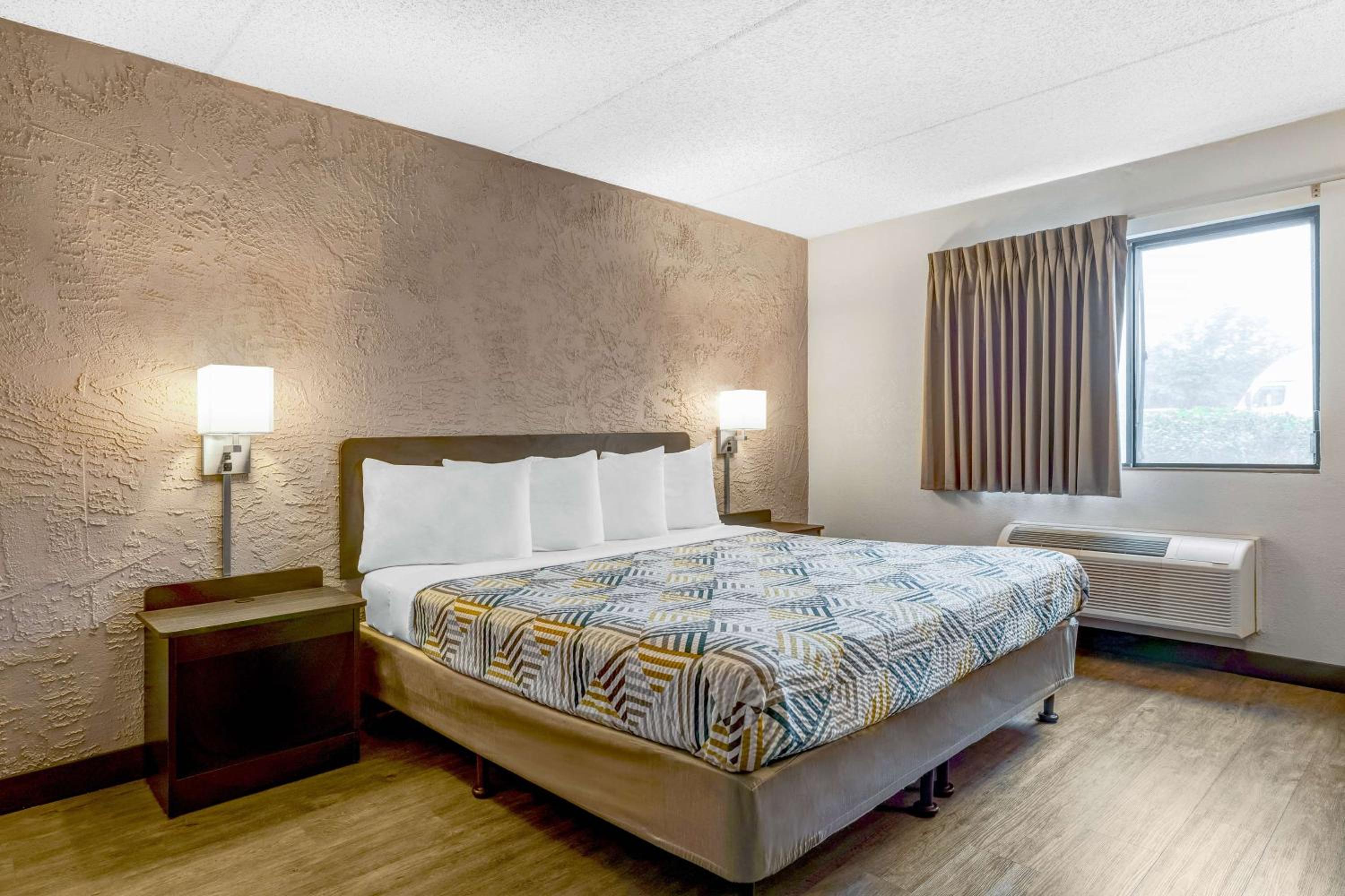 Deluxe King Room - Photo 2
