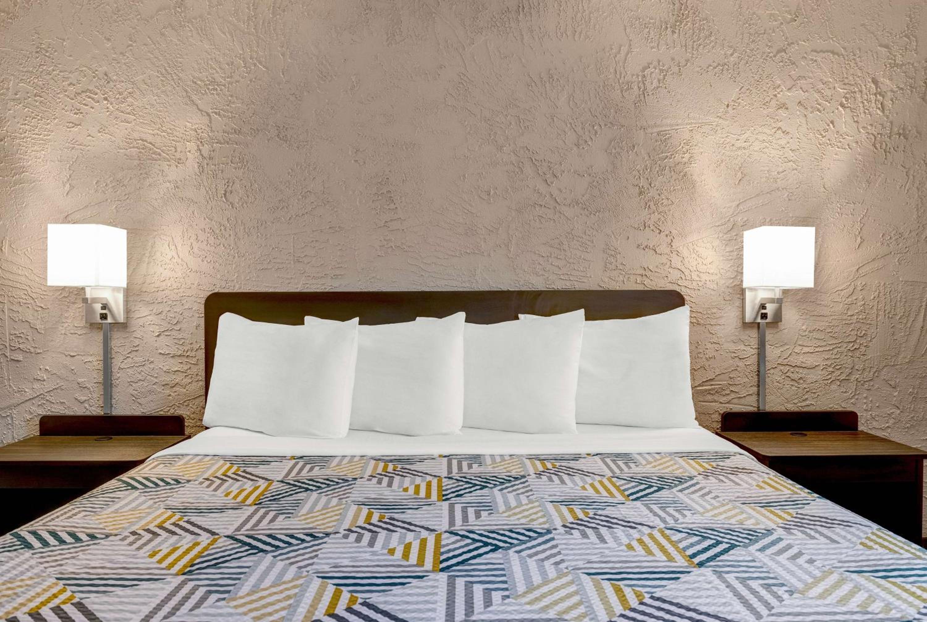 Deluxe King Room - Photo 3