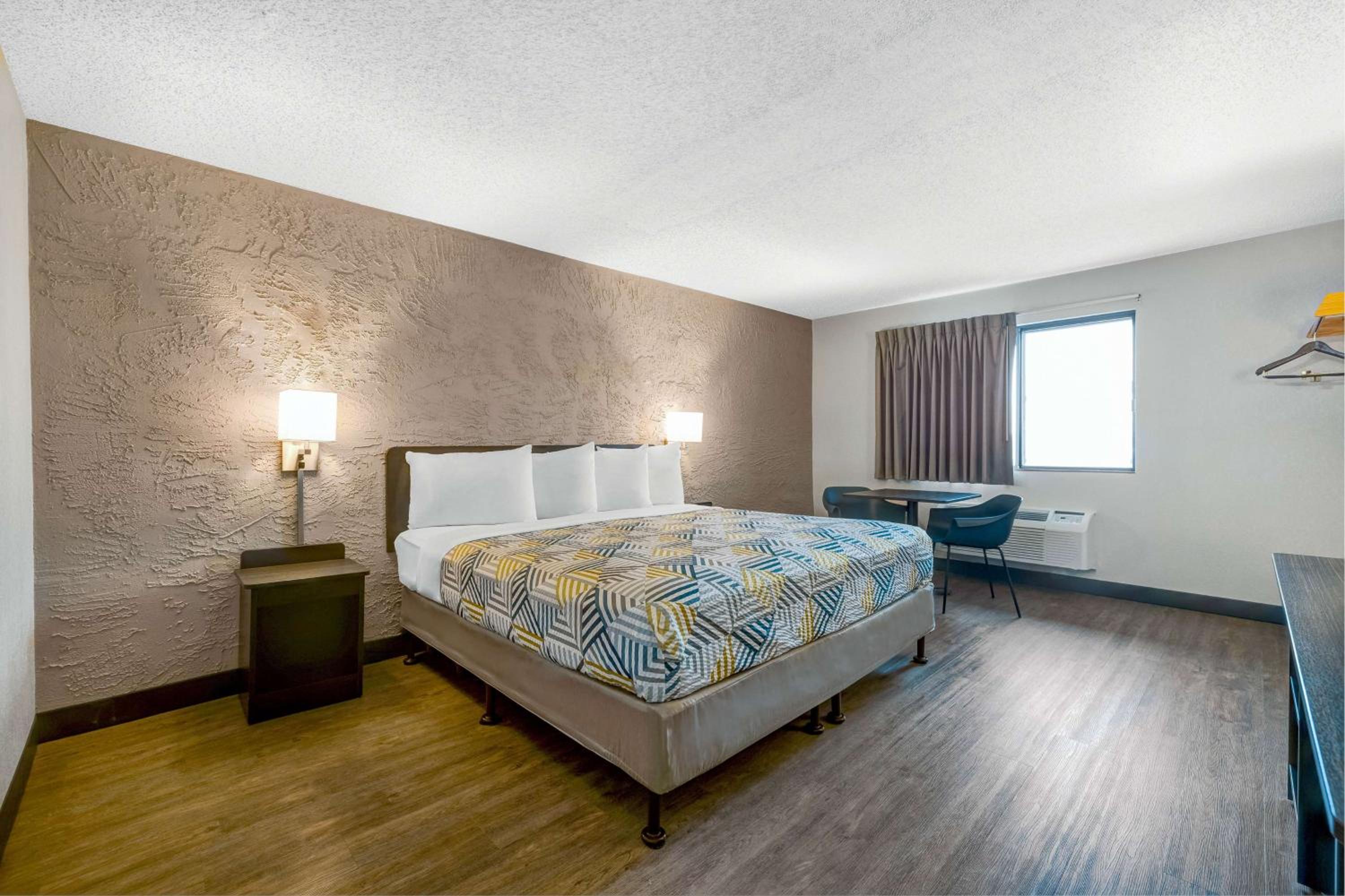 King Room - Non-Smoking - Photo 3