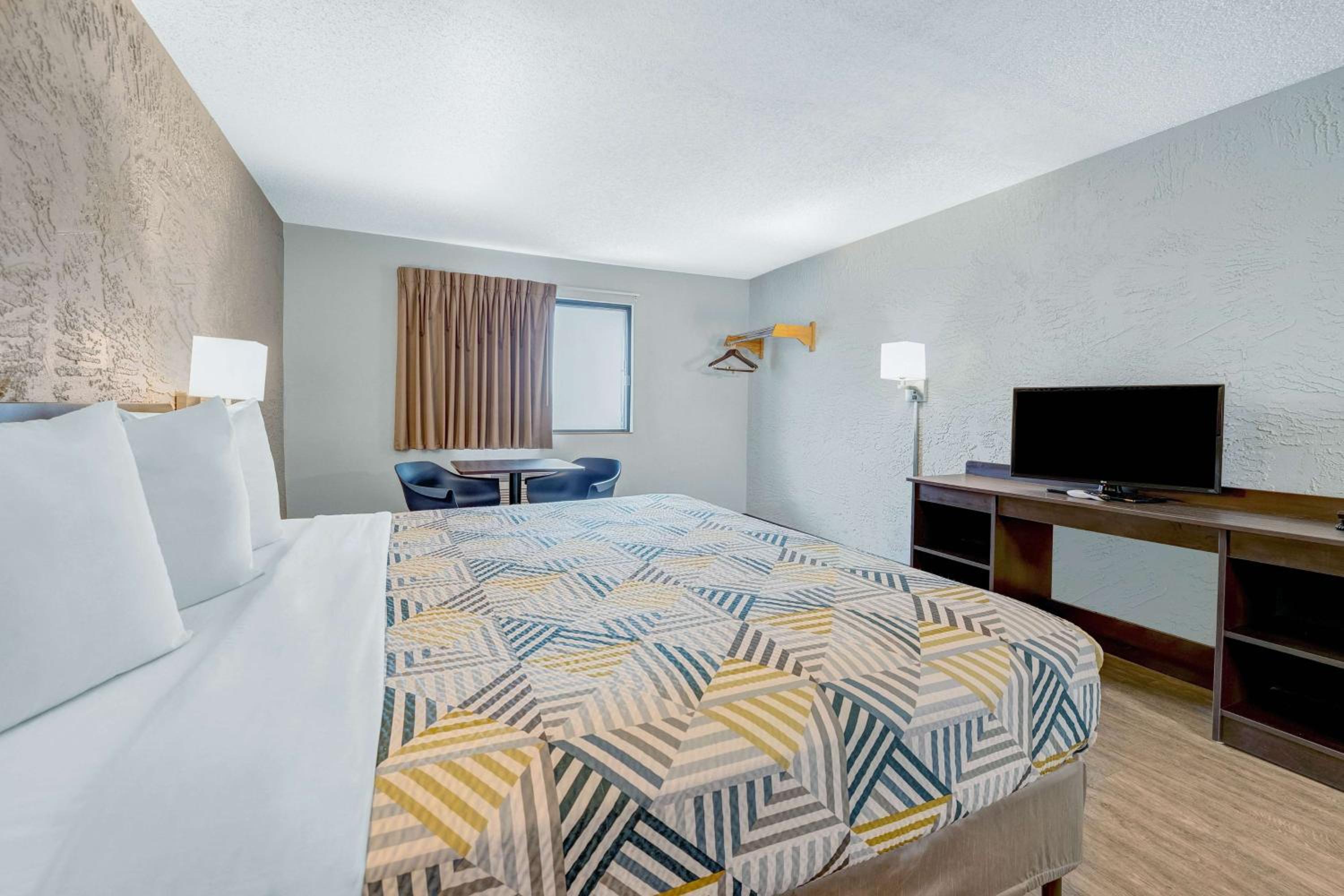 King Room - Non-Smoking - Photo 1