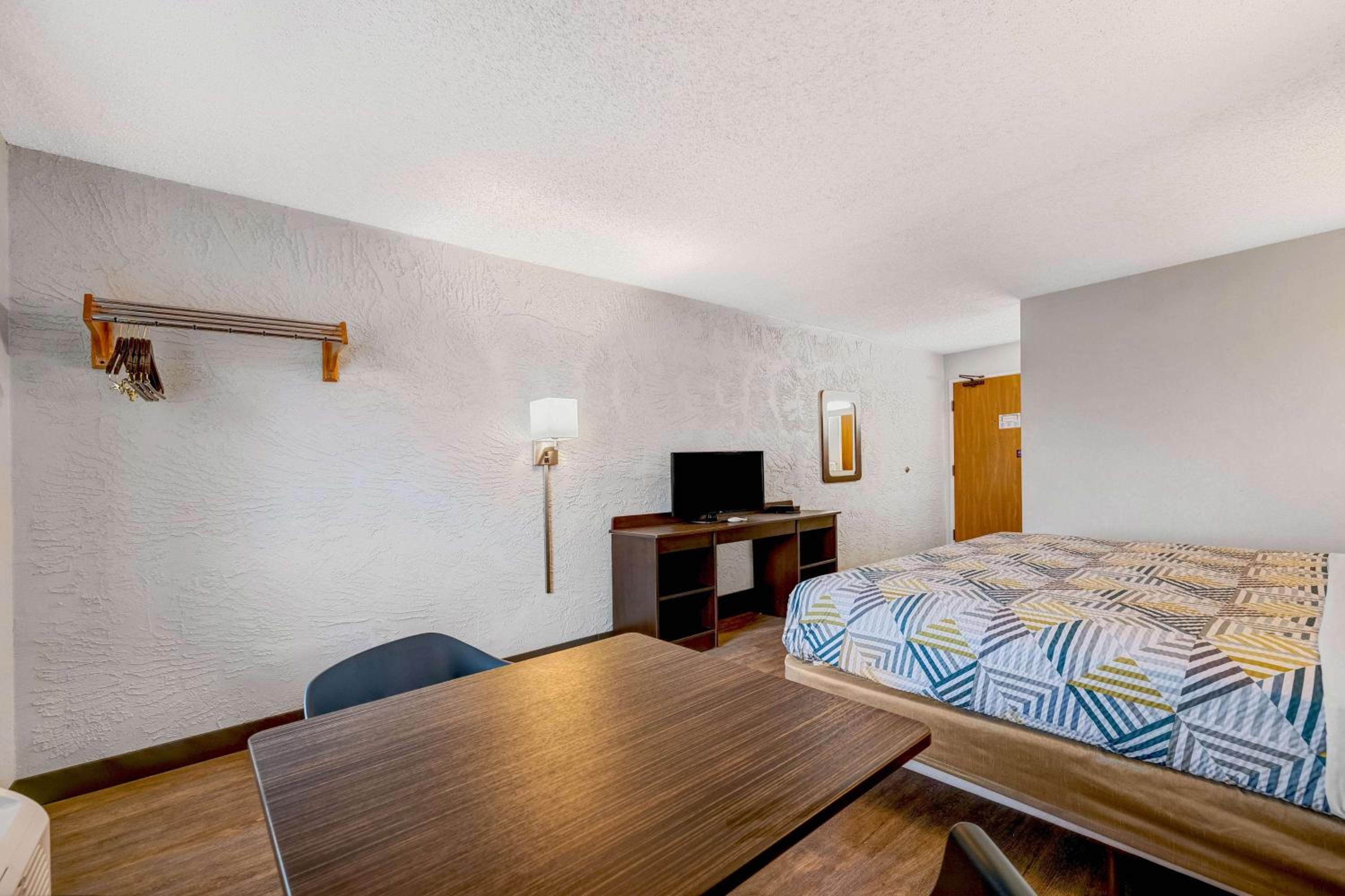 King Room - Non-Smoking - Photo 2