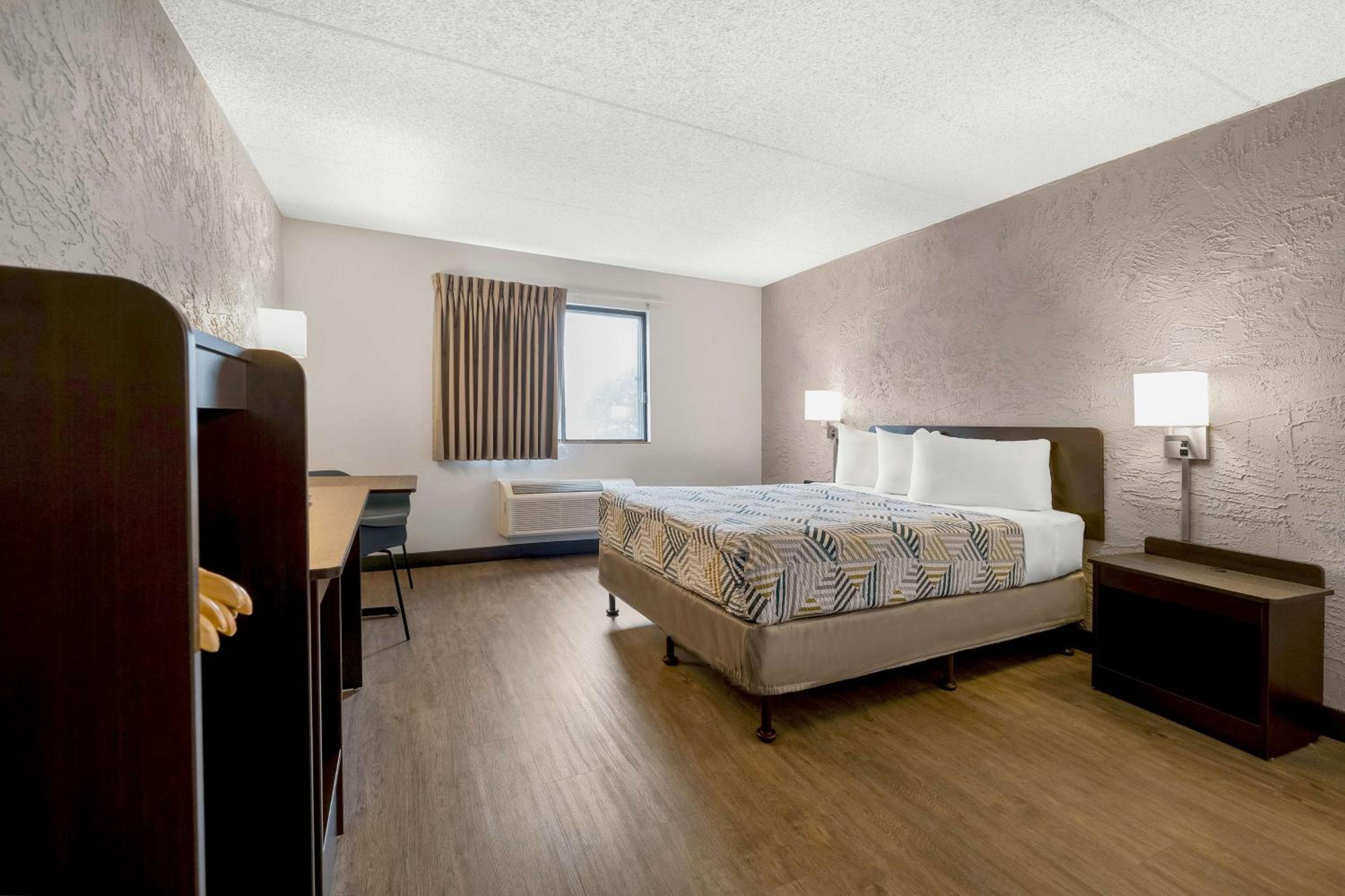 Queen Room - Disability Access - Non-Smoking - Photo 4
