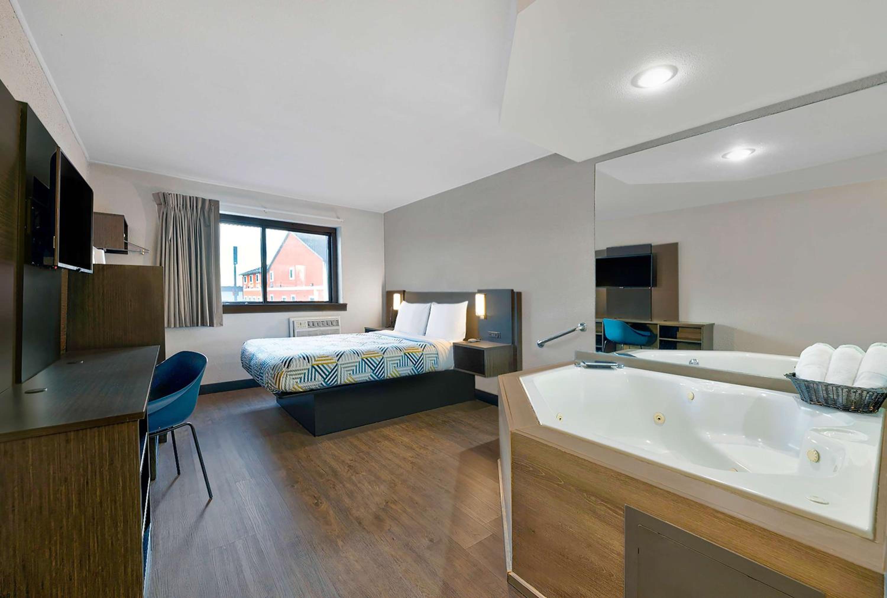 Queen Room with Spa Bath - Non-Smoking photo 2