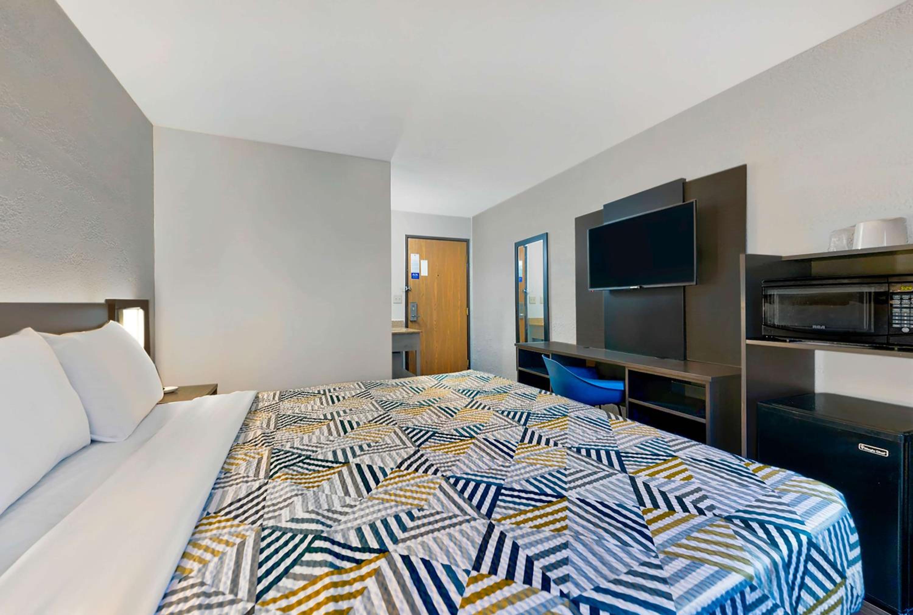 King Room - Non-Smoking photo 2