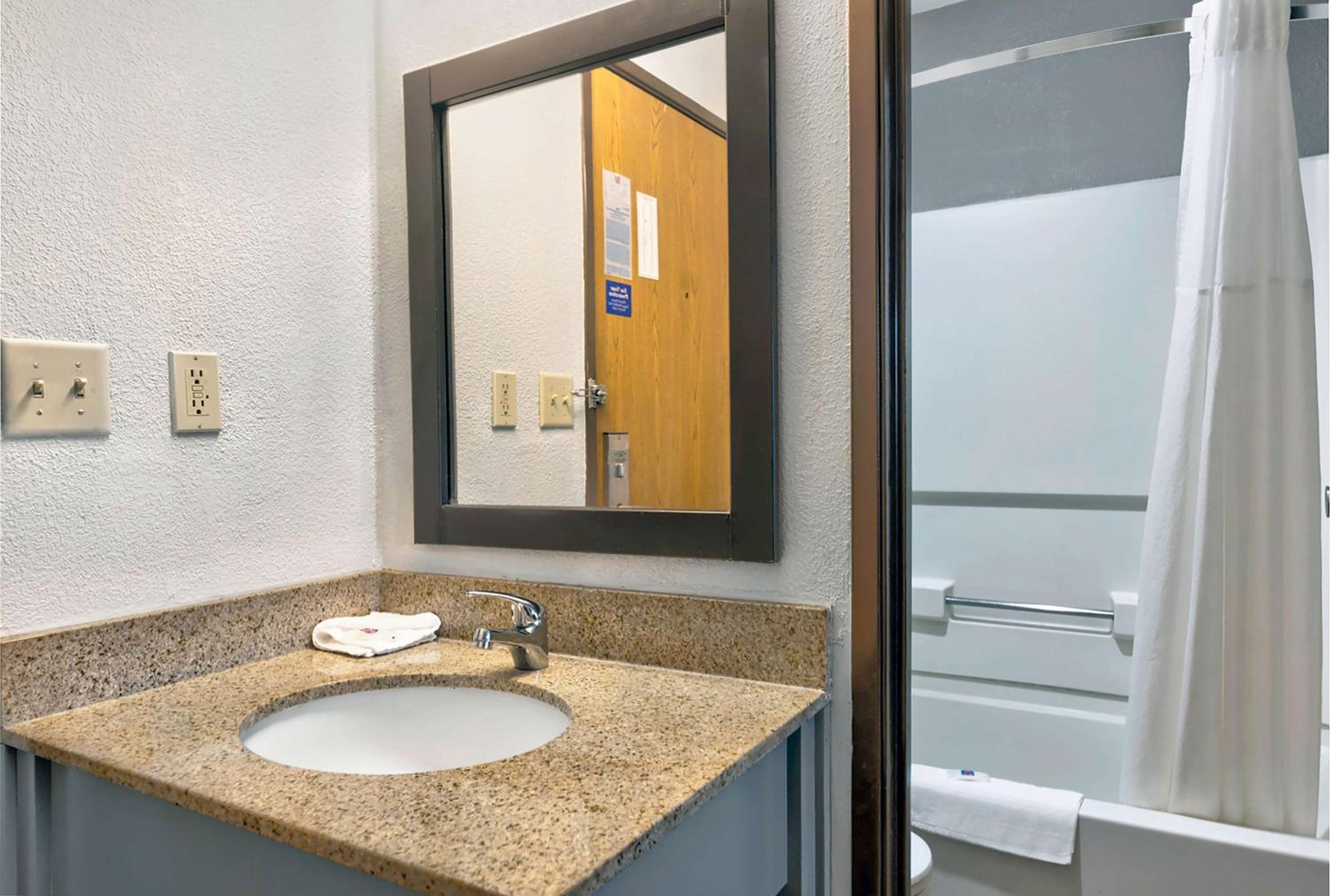 Deluxe Quadruple Room - Non-Smoking photo 3