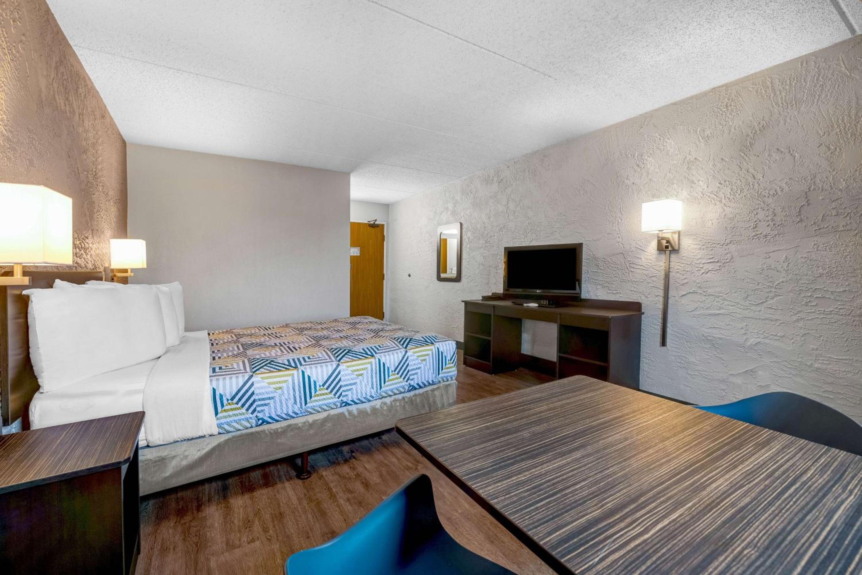 Queen Room - Non-Smoking - Photo 1