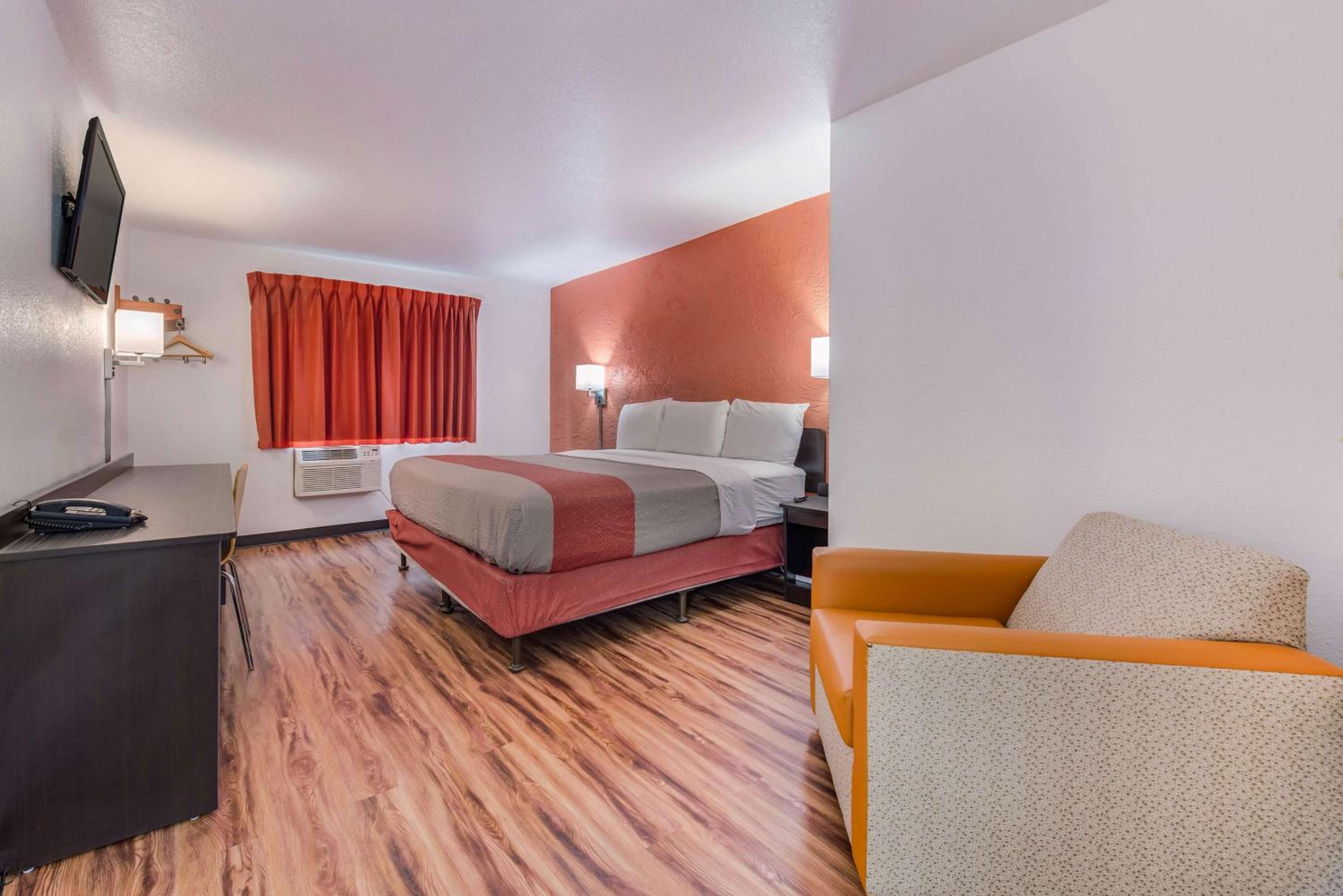 King Room - Non-Smoking - Photo 1