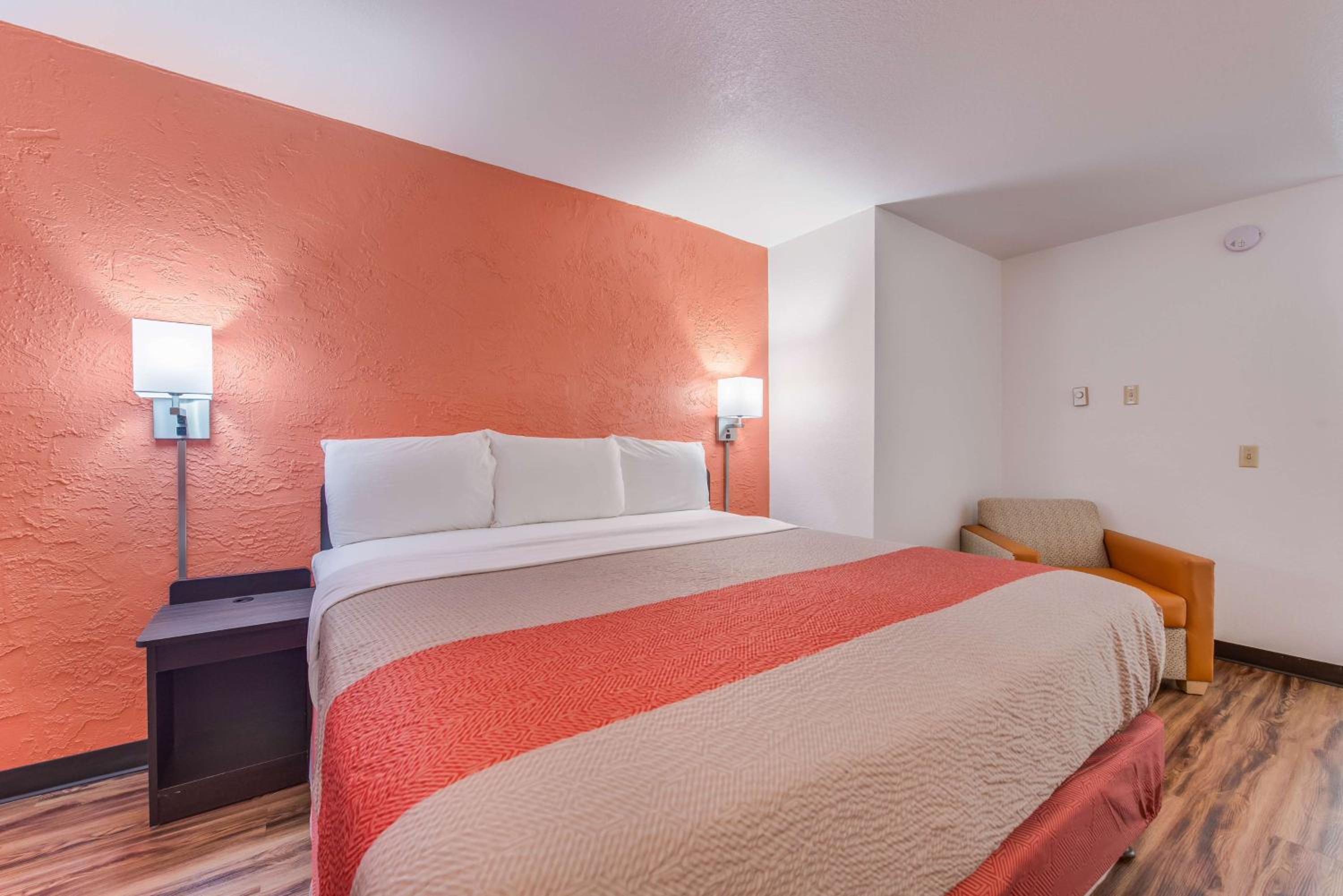 King Room - Non-Smoking - Photo 3