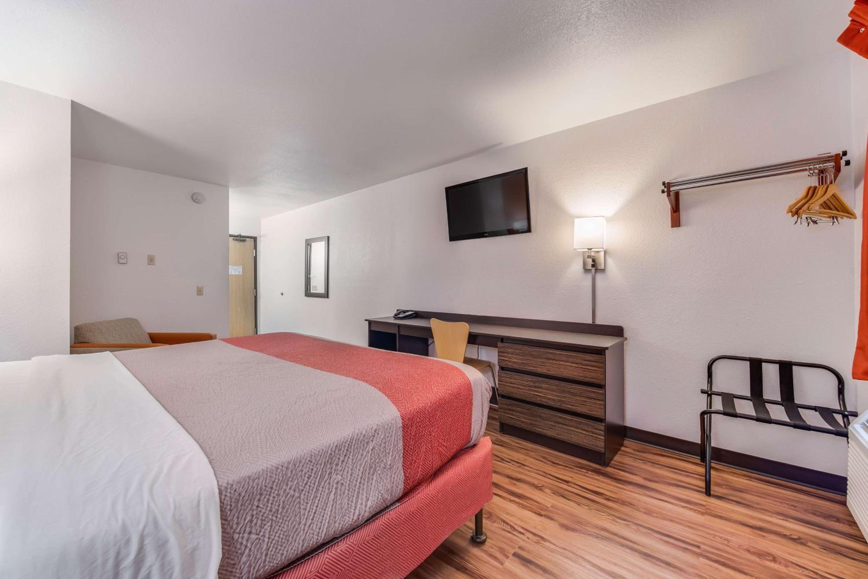 King Room - Non-Smoking - Photo 2