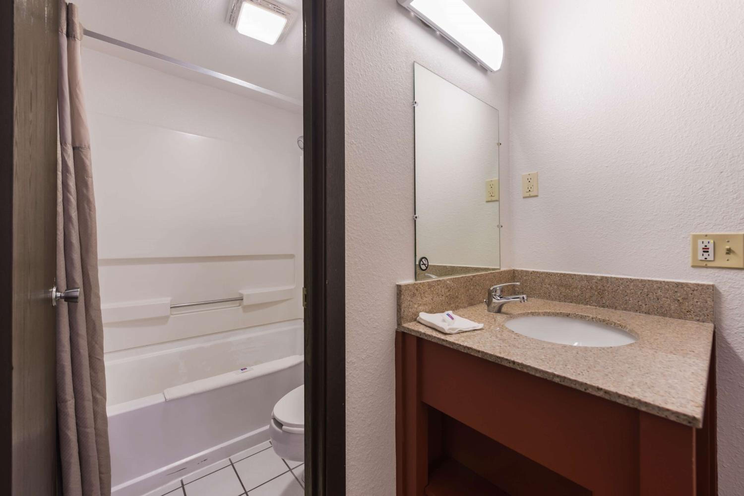 King Room - Non-Smoking - Photo 4